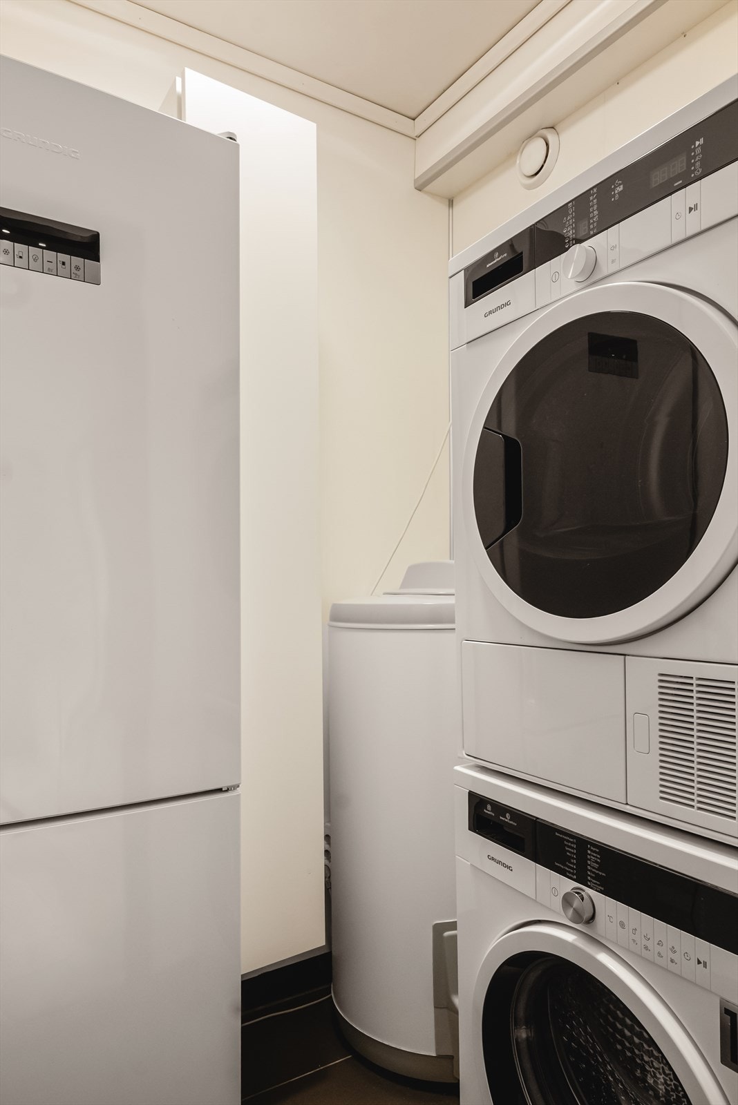 Videre har man et praktisk vaskerom hvor varmtvannsbereder er lokalisert. Her har man også opplegg for vaskemaskin og tørketrommel. Galleribilde