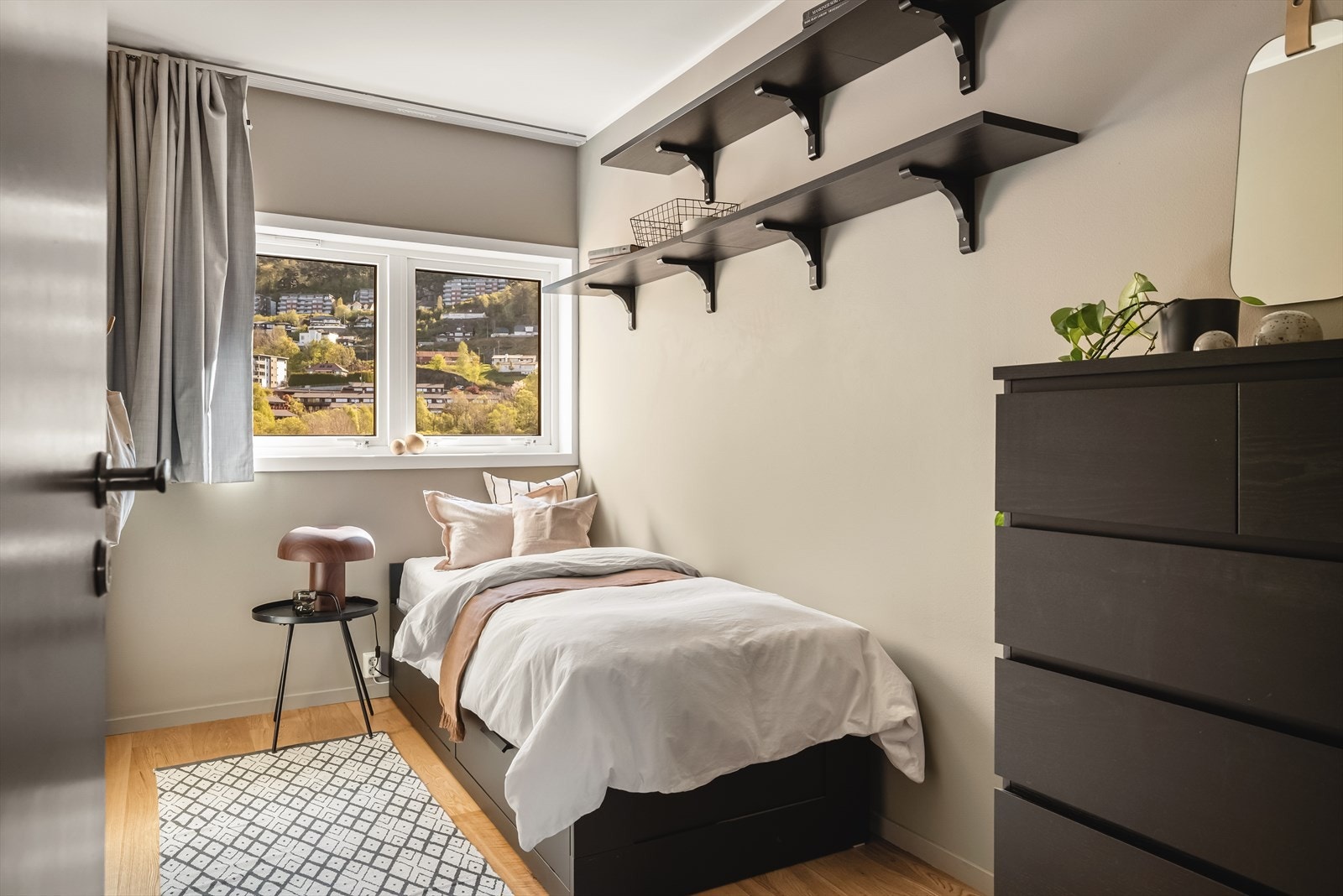 Det første soverommet har plass til seng, nattbord eller annet ønskelig møblement. Rommet er perfekt til utleie, barnerom eller gjesterom. Galleribilde