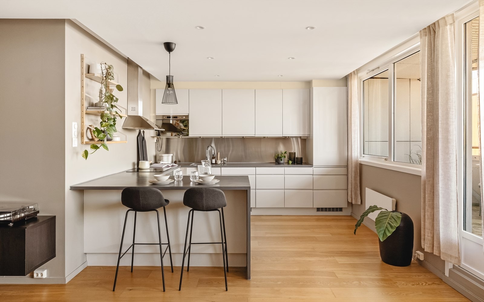 Kjøkken og stue er i åpen løsning noe som gjør det til et hyggelig og meget sosialt oppholdsrom. Galleribilde