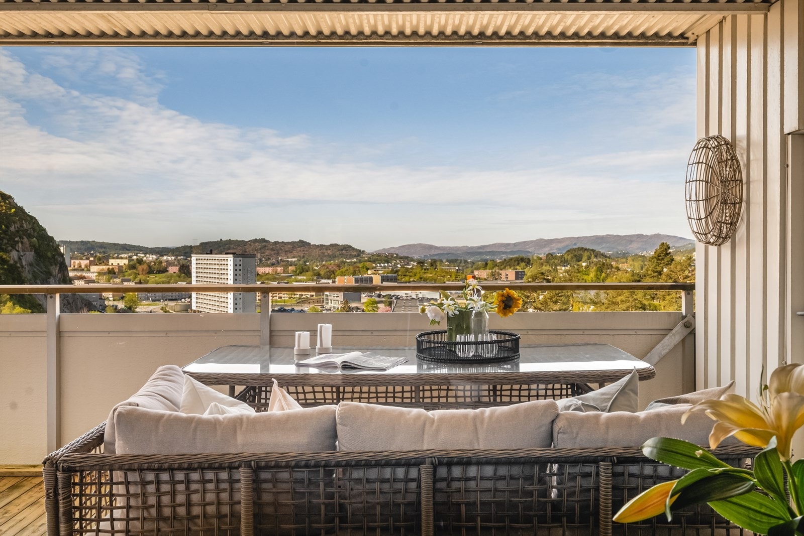 Fra stuen har man utgang til en nydelig sørvestvendt altan med gode solforhold og panoramautsikt. Galleribilde