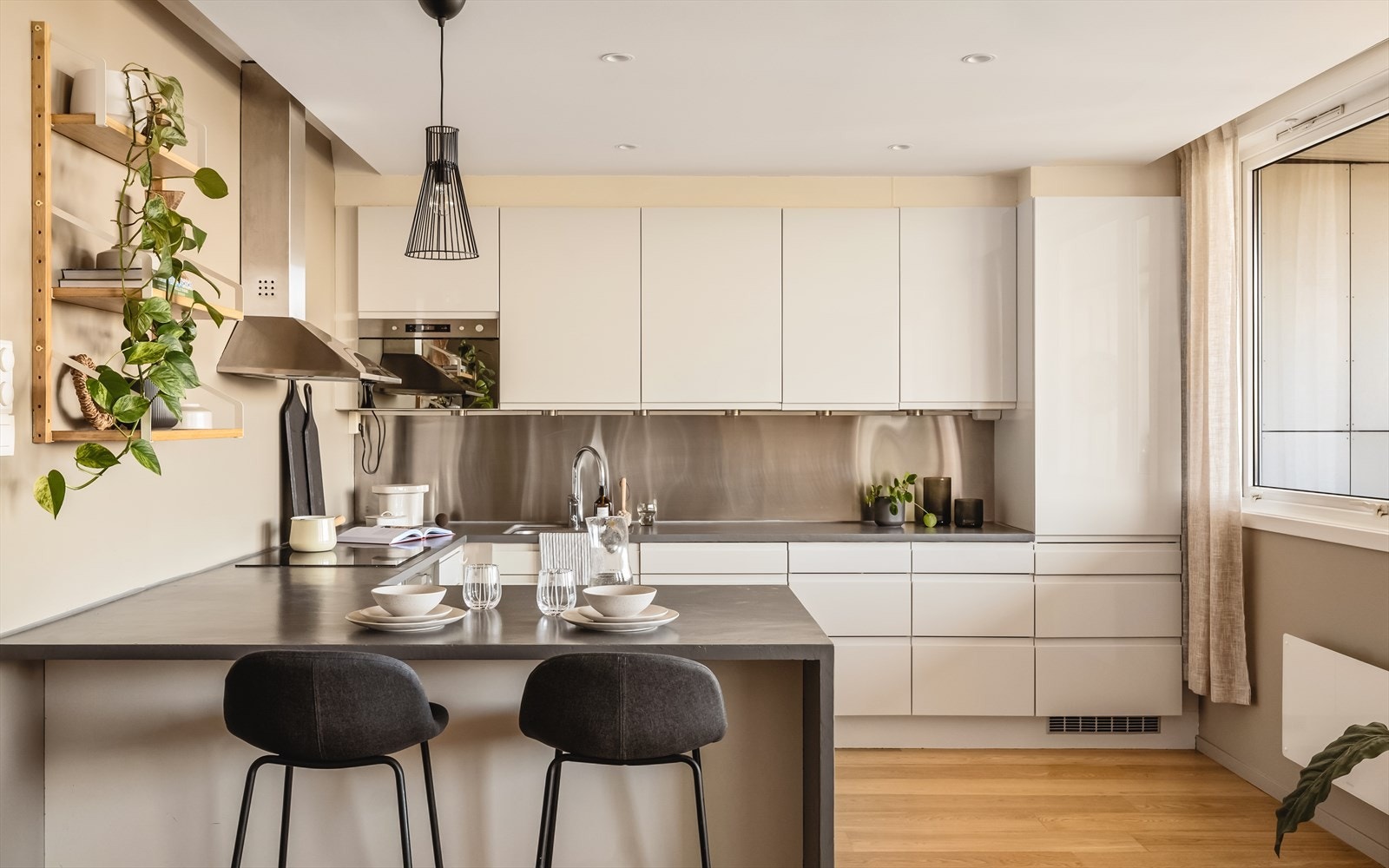 Flott kjøkkeninnredning fra HTH med rikelig oppbevaringsplass i både over og underskap. Gode arbeidsflater på benkeplate hvor det er god plass til diverse matlaging og annet. Galleribilde