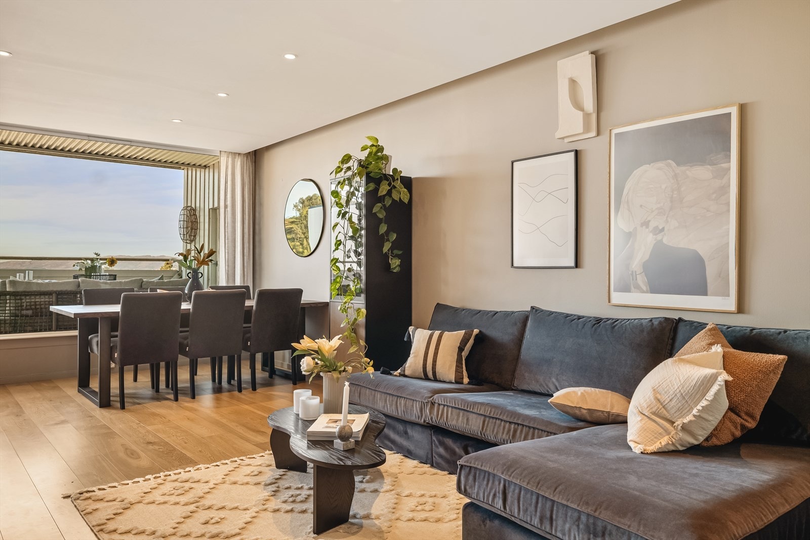 Luftig og lys stue med nydelig utsikt. Galleribilde