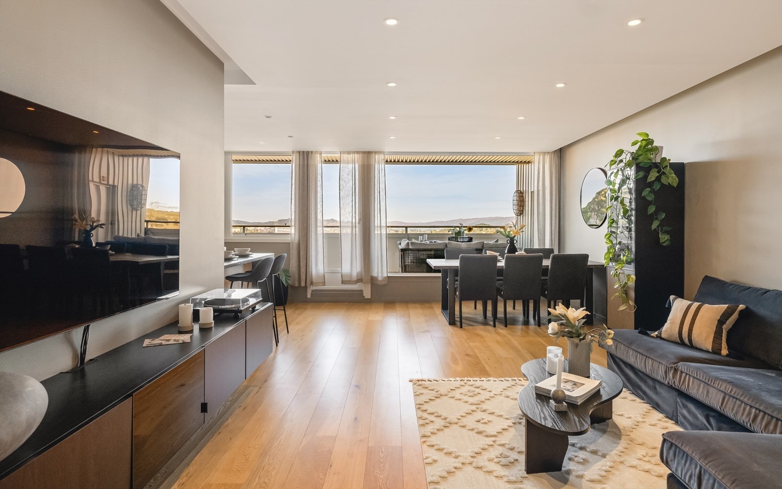 Godt med vindusflater sørger for naturlig lysinnslipp og en nydelig panoramautsikt over Fyllingsdalen. Galleribilde