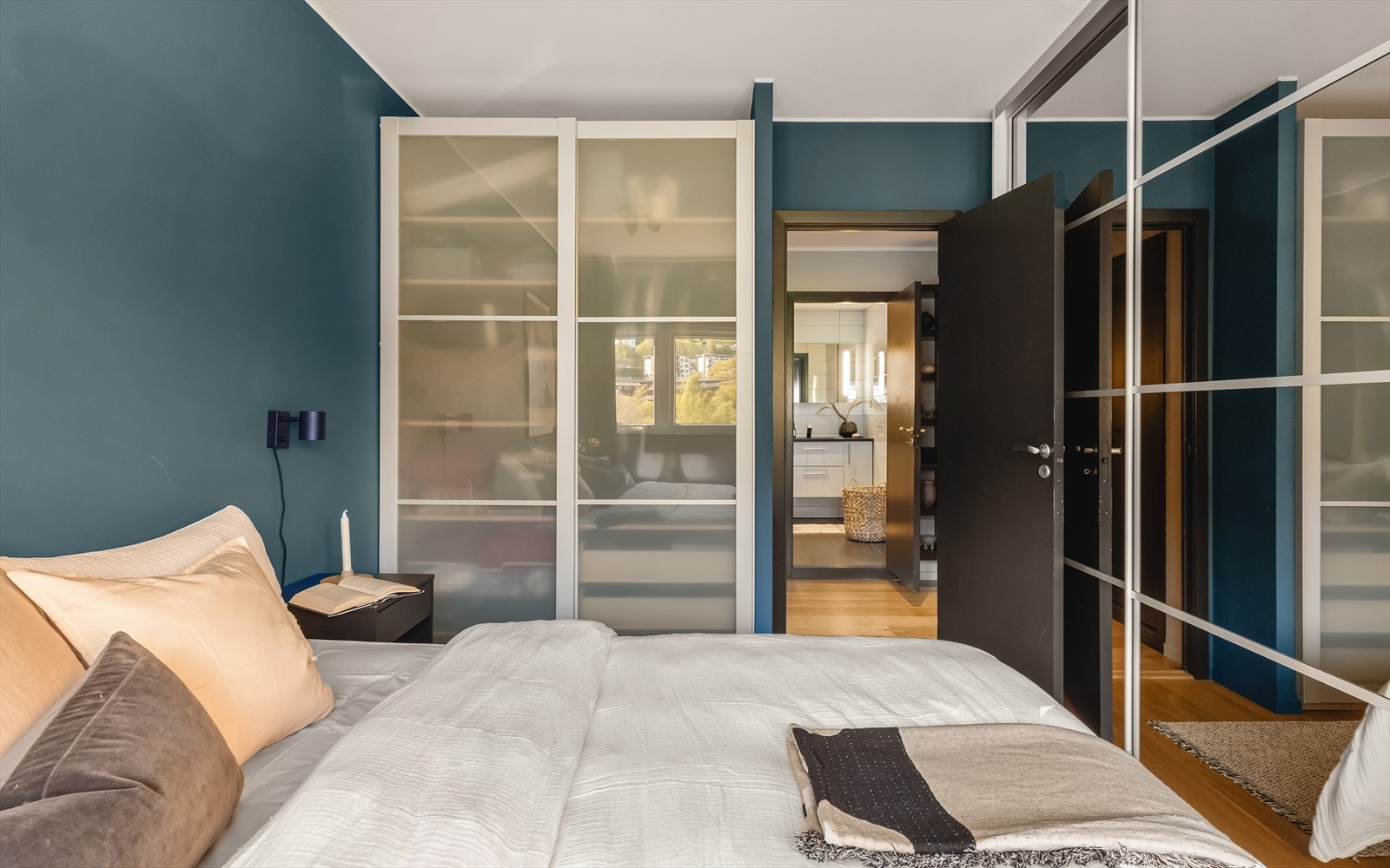 Det er videre garderobeskap langs vegg med oppbevaringsplass til bekledning og diverse. Fra vinduet på soverommet er det rikelig med naturlig lysinnslipp. Galleribilde