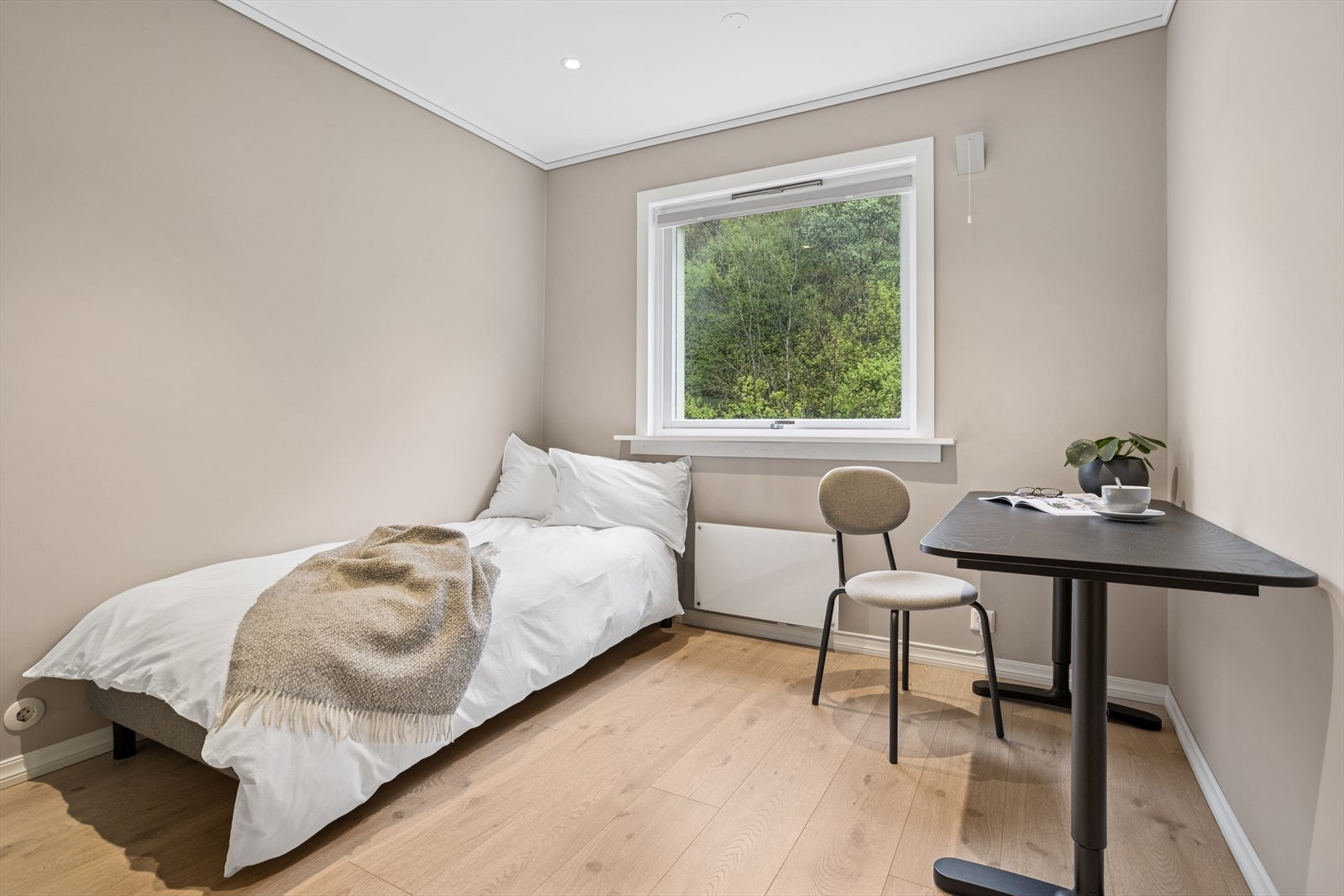 Soverom 2 er perfekt som enten barnerom, gjesterom eller hjemmekontor. Også her er det godt med plass til garderobe Galleribilde