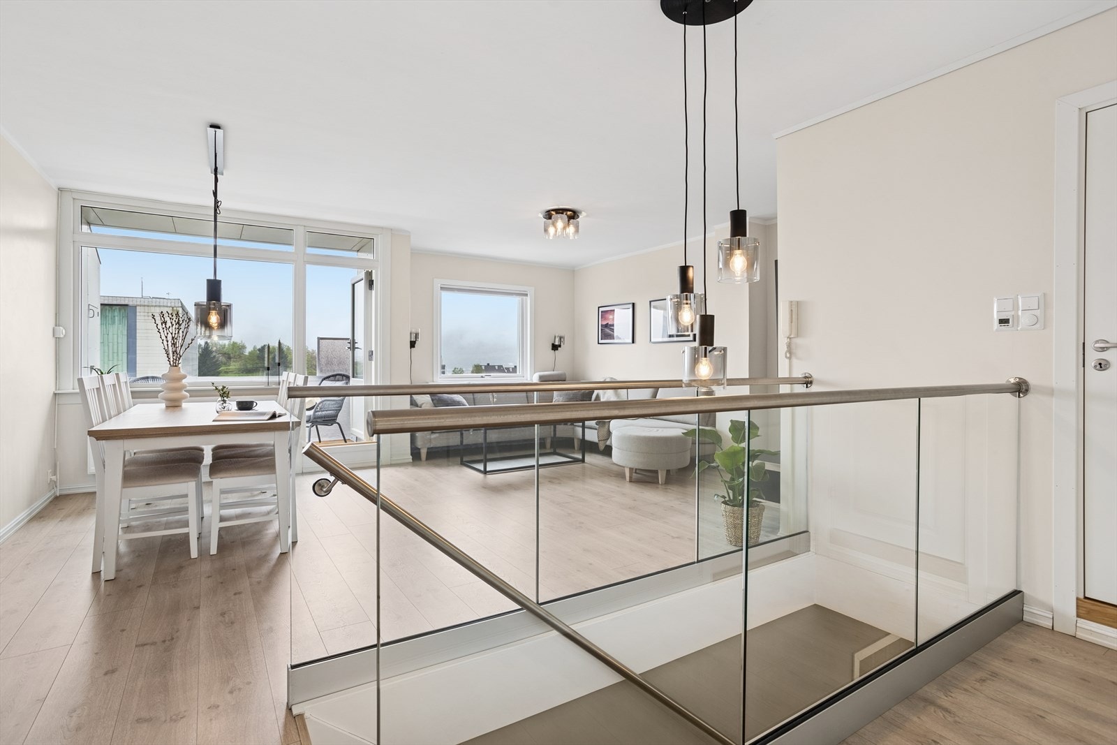 Lekkert glassrekkverk mot trappen Galleribilde