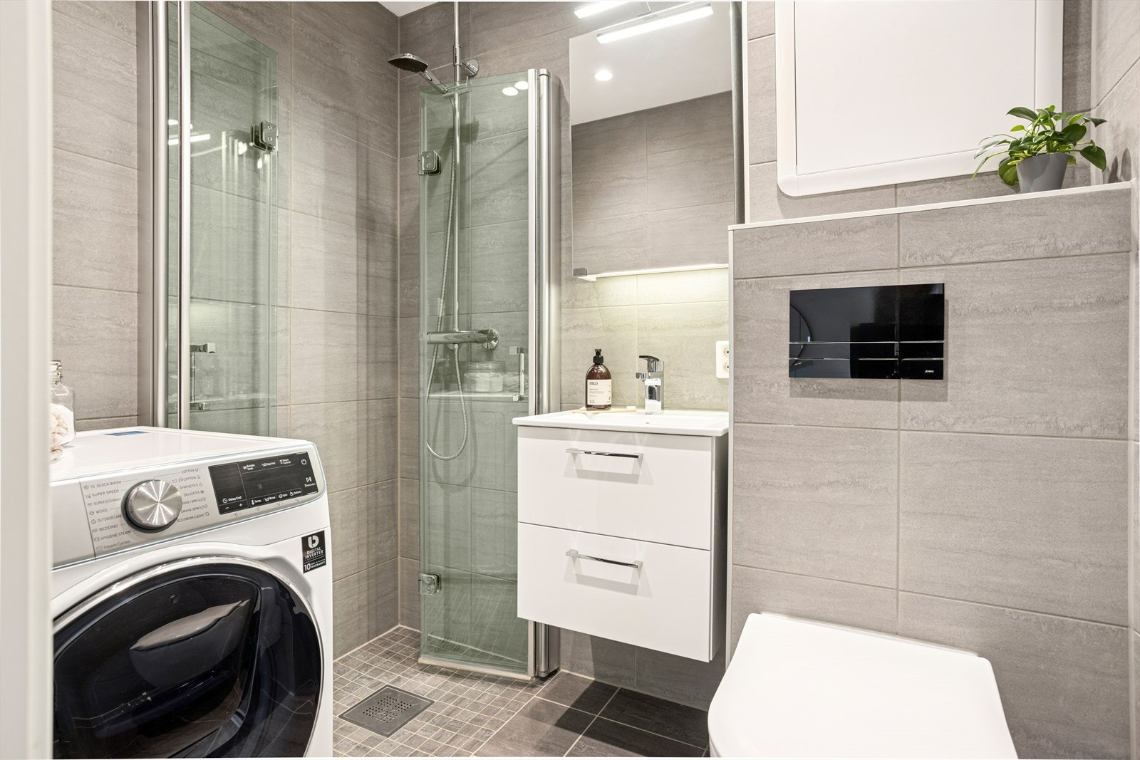 Badet ble oppusset av fagfolk i 2019, og fremstår meget bra. Vegghengt toalett og opplegg til vaskemaskin Galleribilde