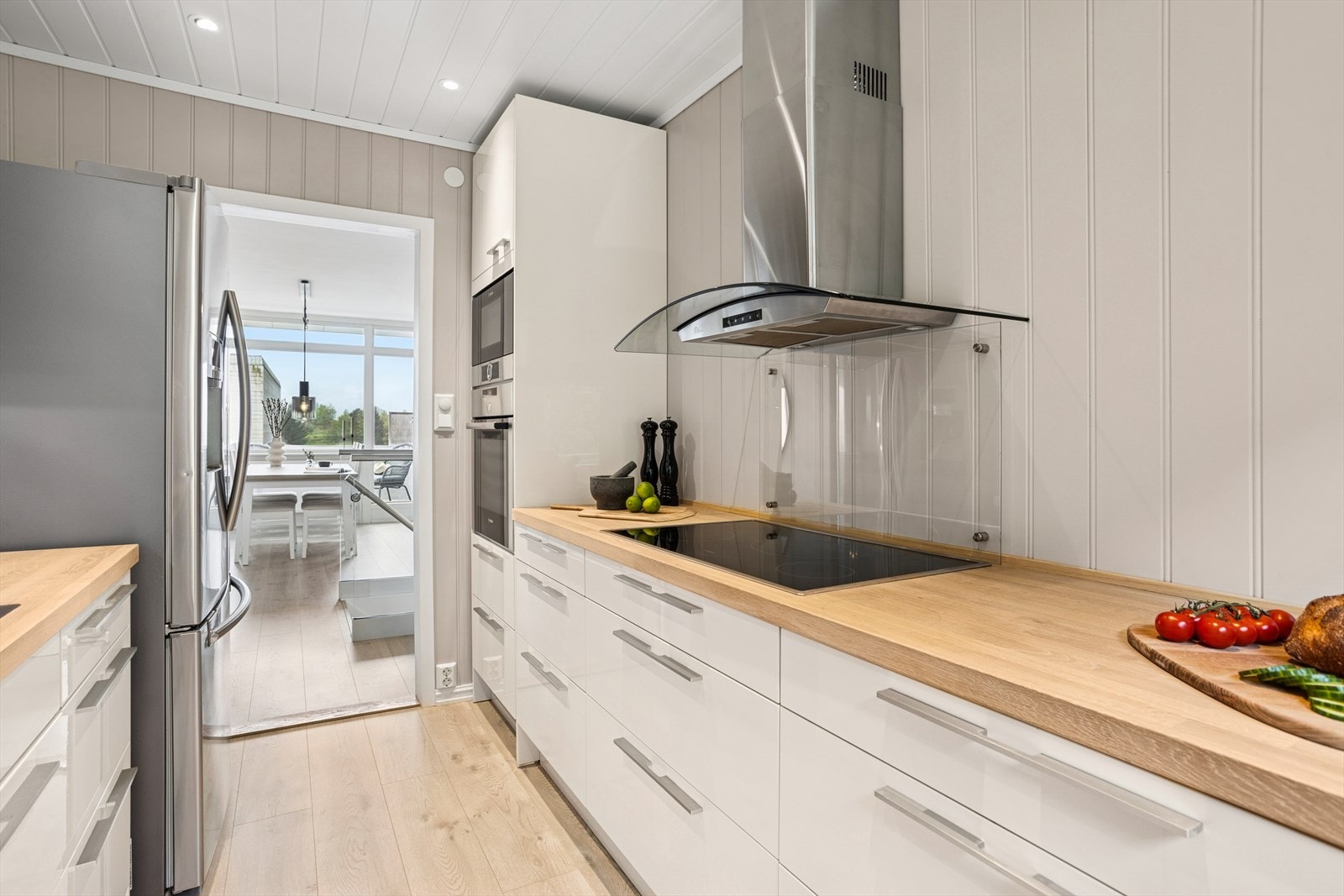 Stort side-by-side kjøleskap med is-, og vanndispenser medfølger leiligheten Galleribilde