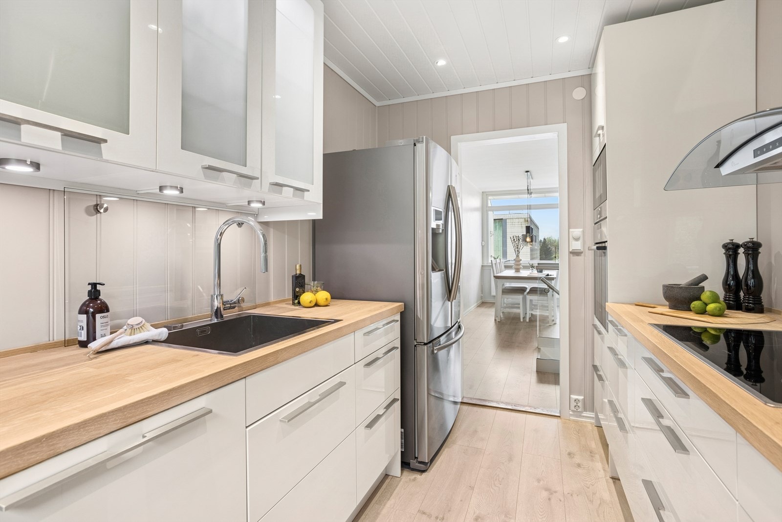 Lekkert kjøkken med god skap-, og benkeplass Galleribilde