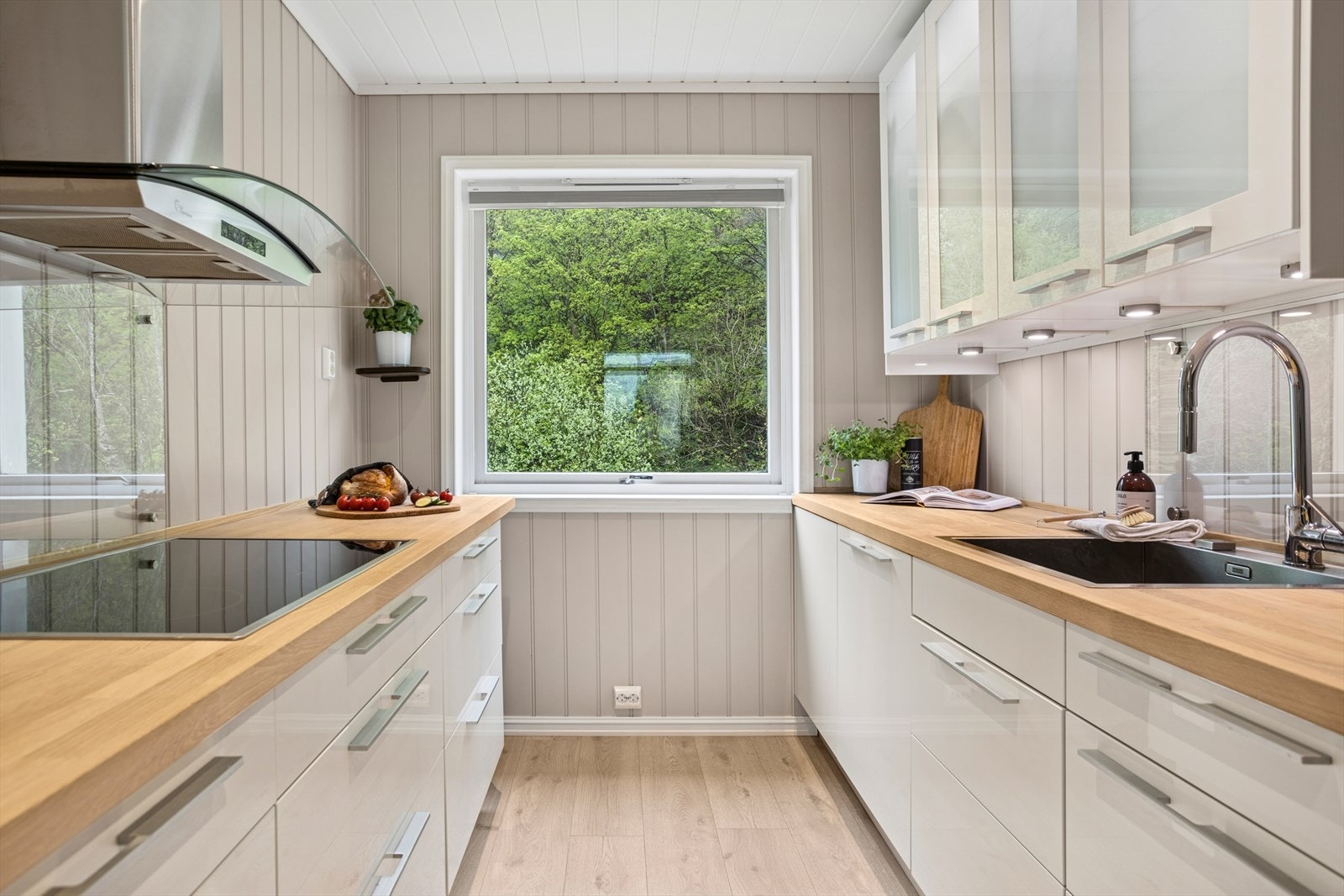 Kjøkkenet har integrert stekeovn, mikro, platetopp og oppvaskmaskin Galleribilde