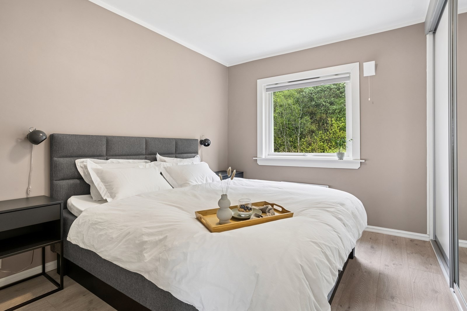 Hovedsoverommet er romslig, og har stor skyvedørsgarderobe Galleribilde