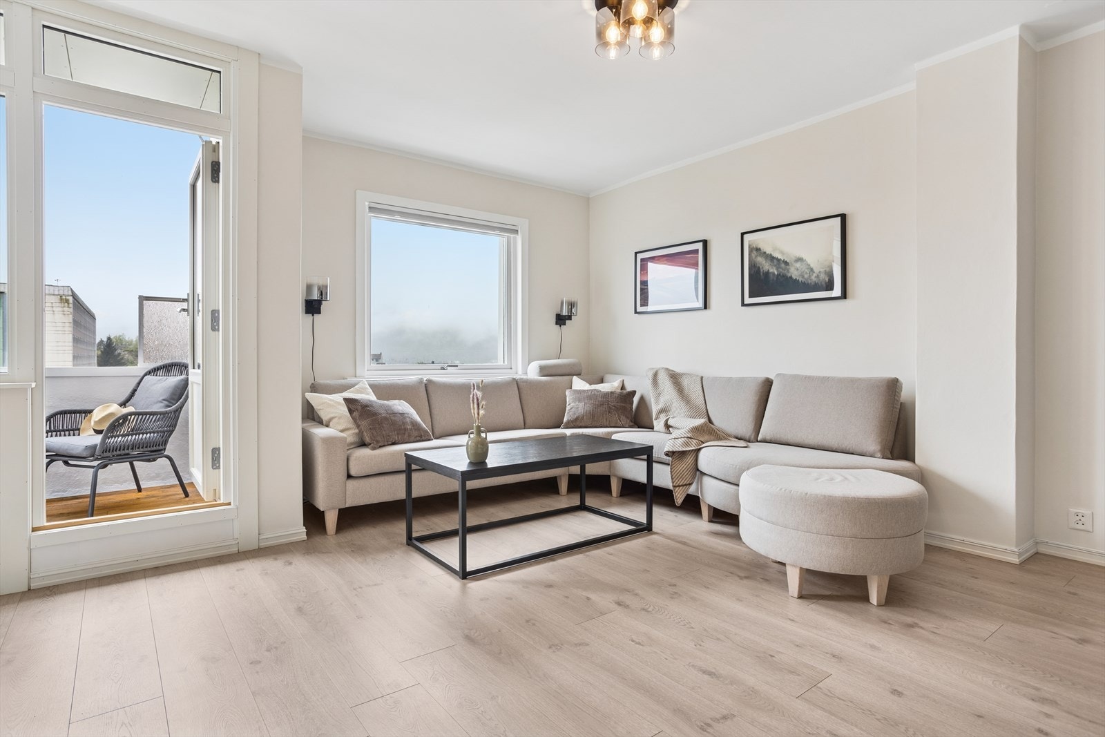 Leiligheten er en toppetasje og har nydelig utsikt og meget gode solforhold på balkongen Galleribilde