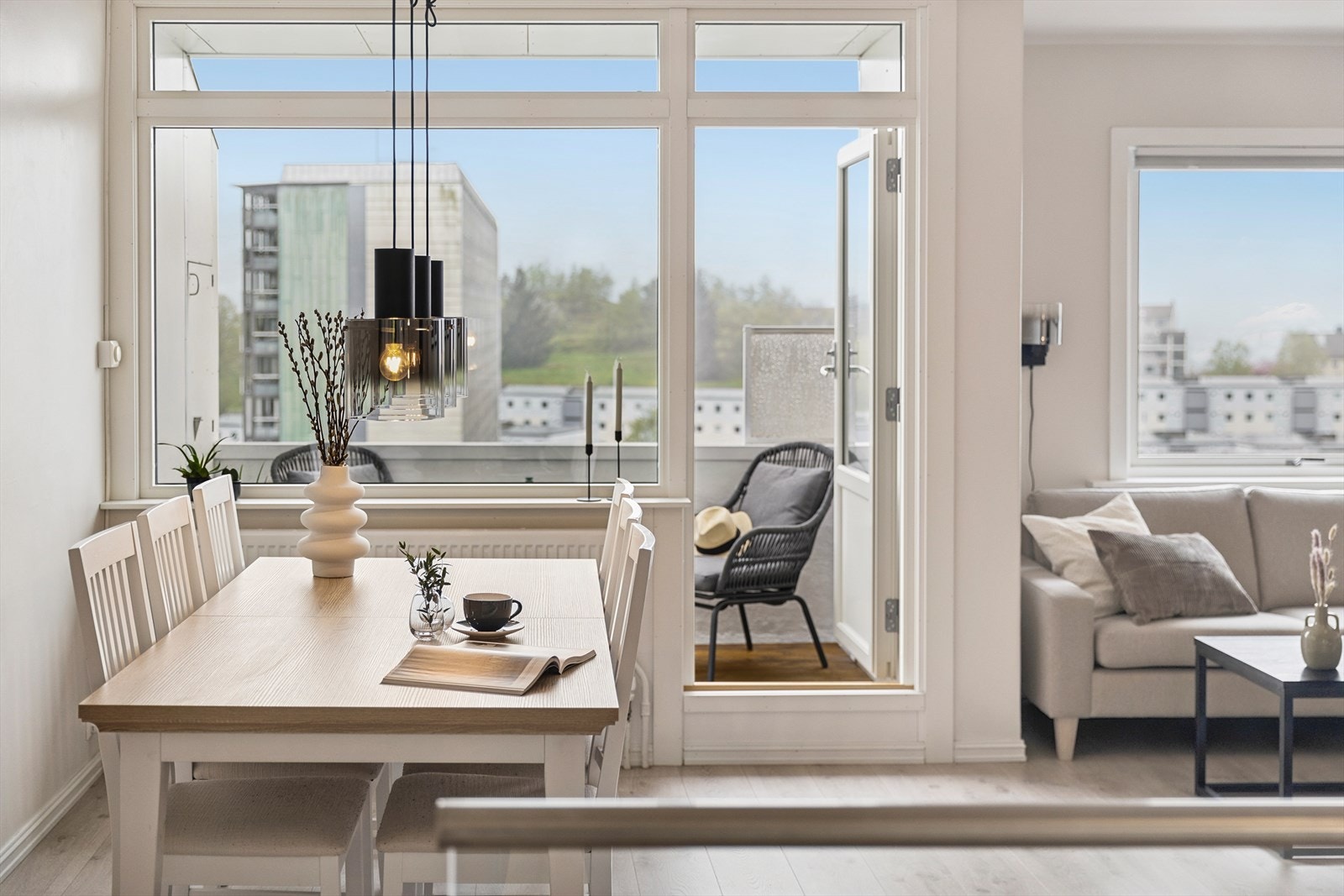 Utgang til balkong fra stuen Galleribilde