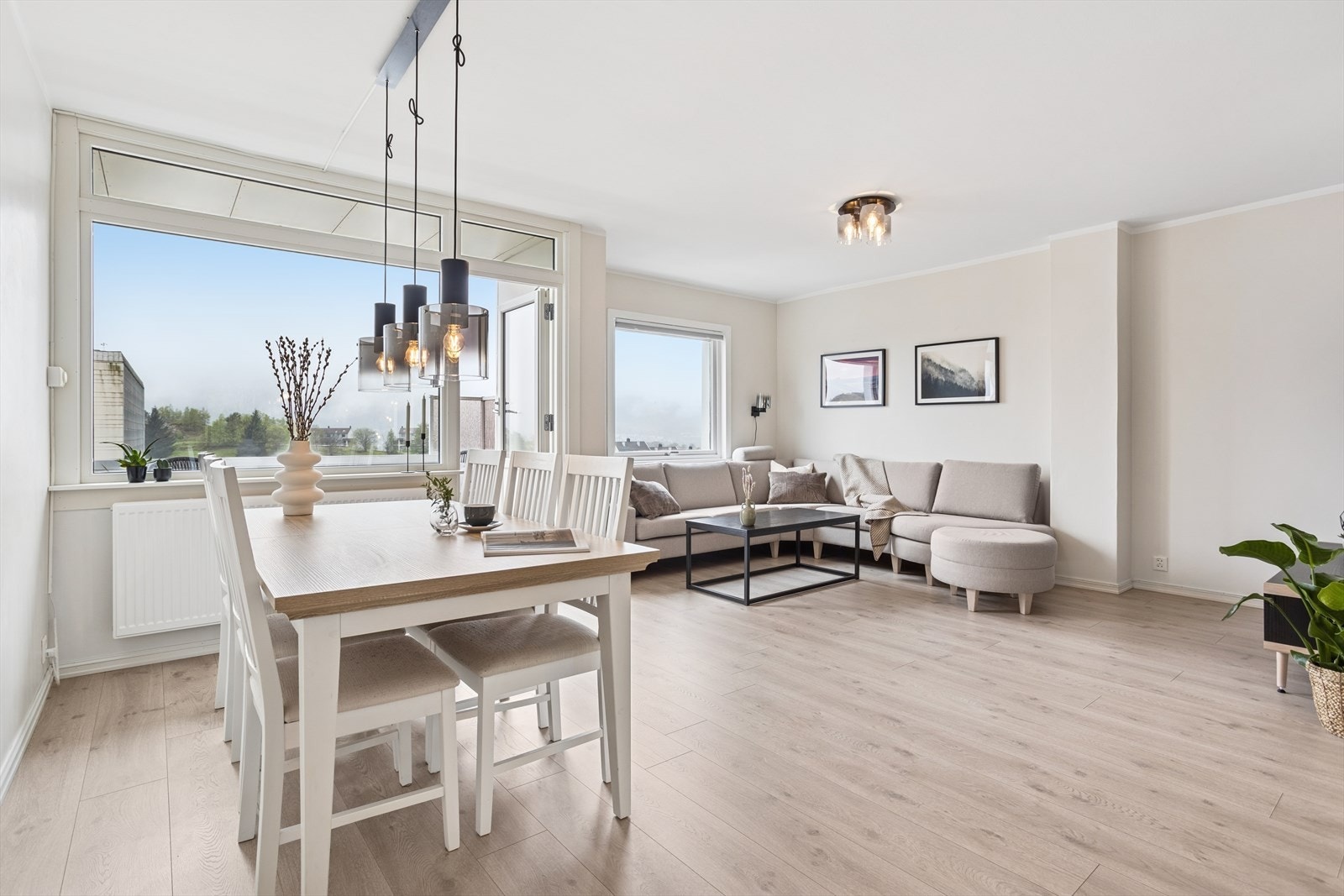 Stuen er de senere år pusset opp, og fremstår meget bra Galleribilde