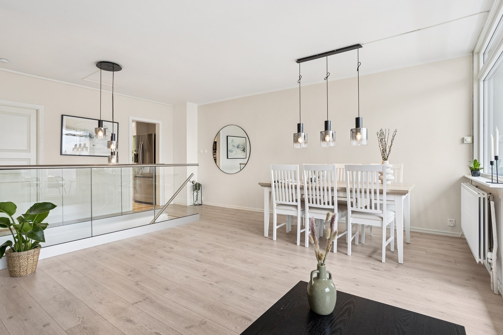 Det er god plass til både sofa og spisebord i stuen Galleribilde