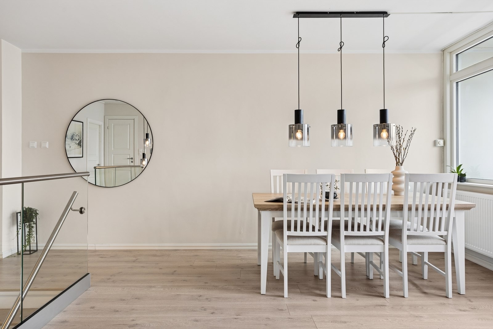 I stuen er det radiator med sentralvarme - Oppvarming er inkludert i felleskostnadene Galleribilde