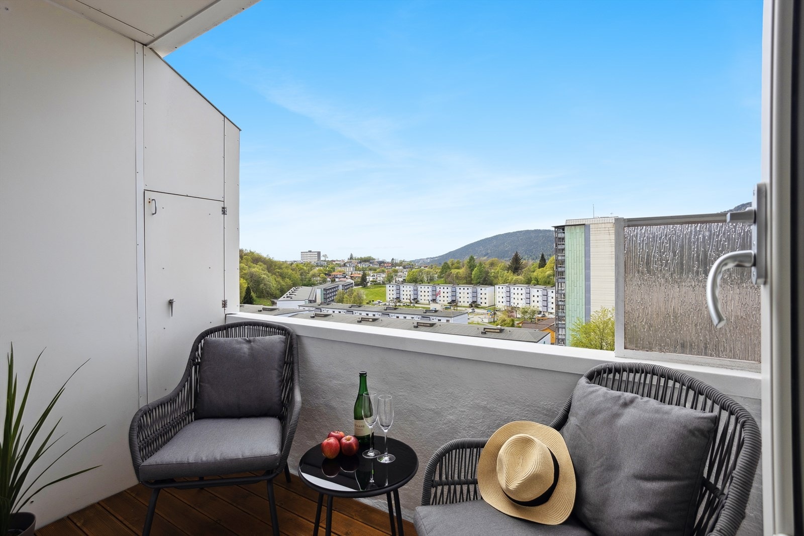 Vestvendt balkong med nydelig utsikt Galleribilde