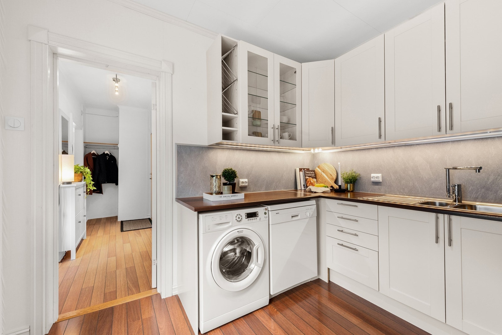 Moderne kjøkken med integrerte hvitevarer og elegant benkeplate. Praktisk innredning og stilrent design som skaper en innbydende atmosfære. Galleribilde