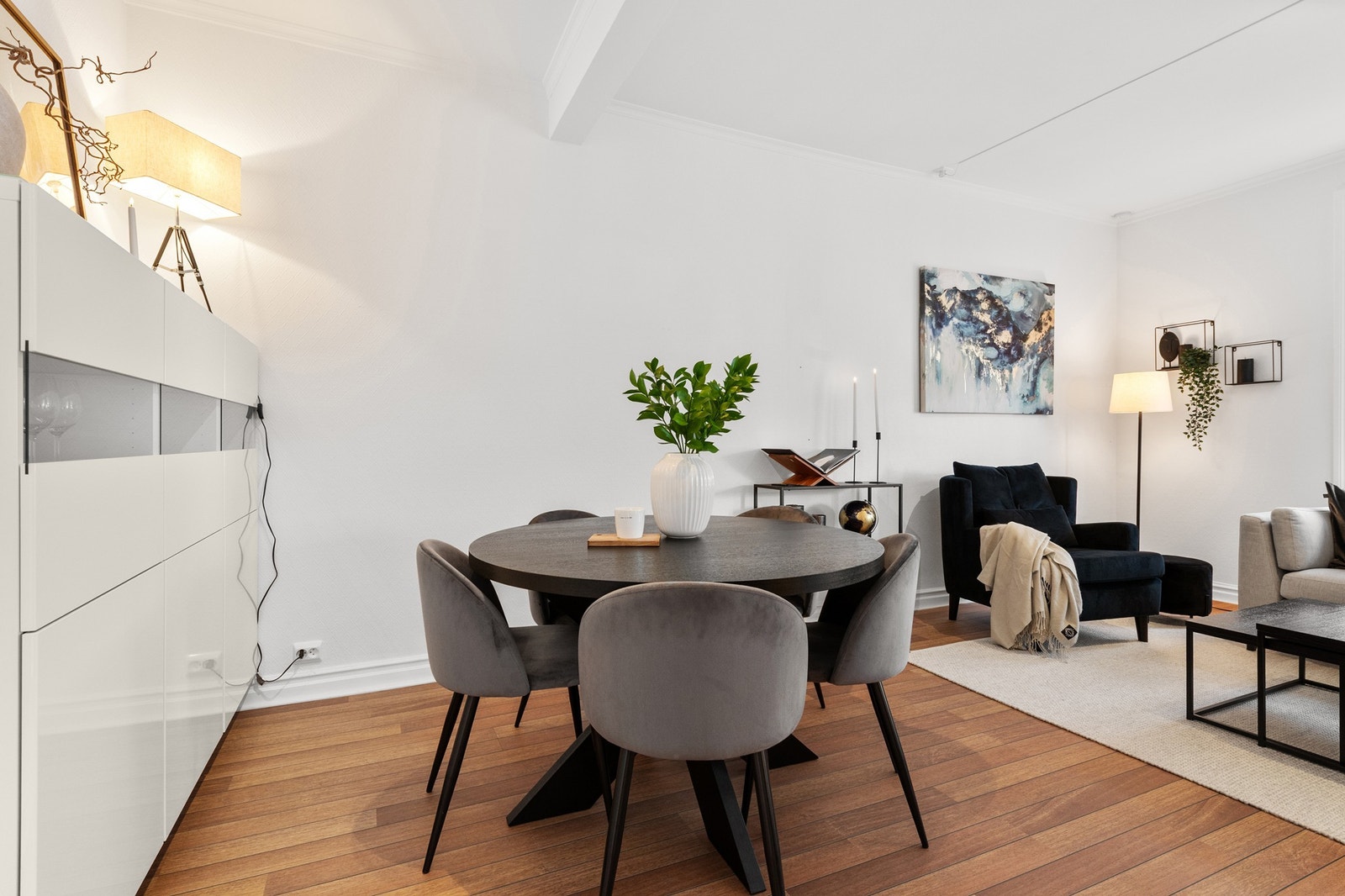 Innbydende stue med lys atmosfære og moderne detaljer, perfekt for avslapning og sosiale sammenkomster. Galleribilde