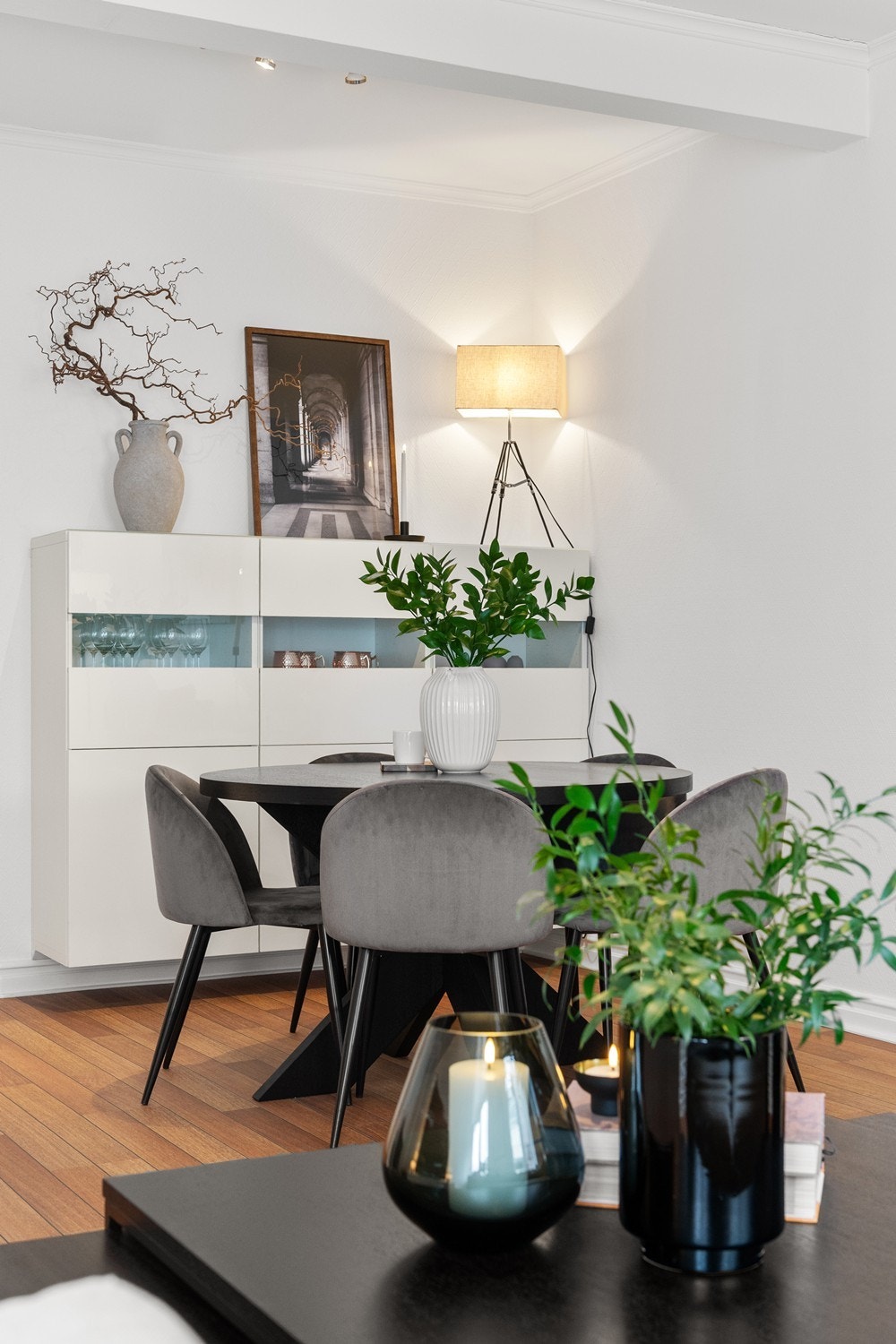 Lyst og moderne rom med stilren innredning. Perfekt for hyggelige samlinger og avslappende stunder i hjemmet. Galleribilde