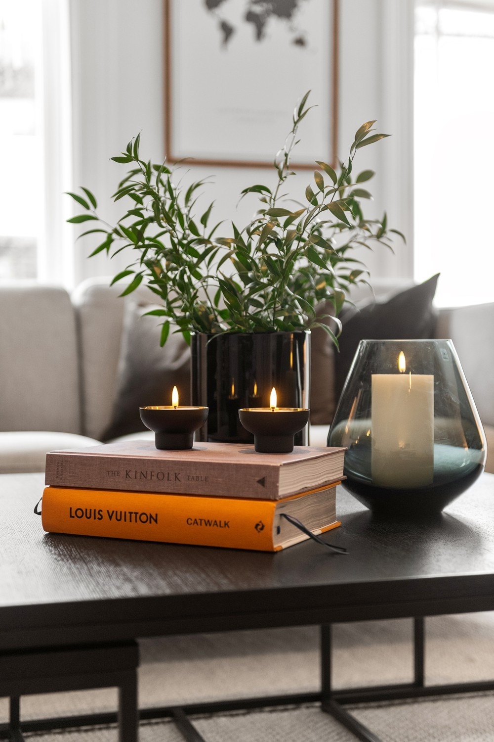 Stilfullt og smakfullt dekorert stueområde med tidløse detaljer som skaper en innbydende og harmonisk atmosfære. Perfekt for avslapning. Galleribilde