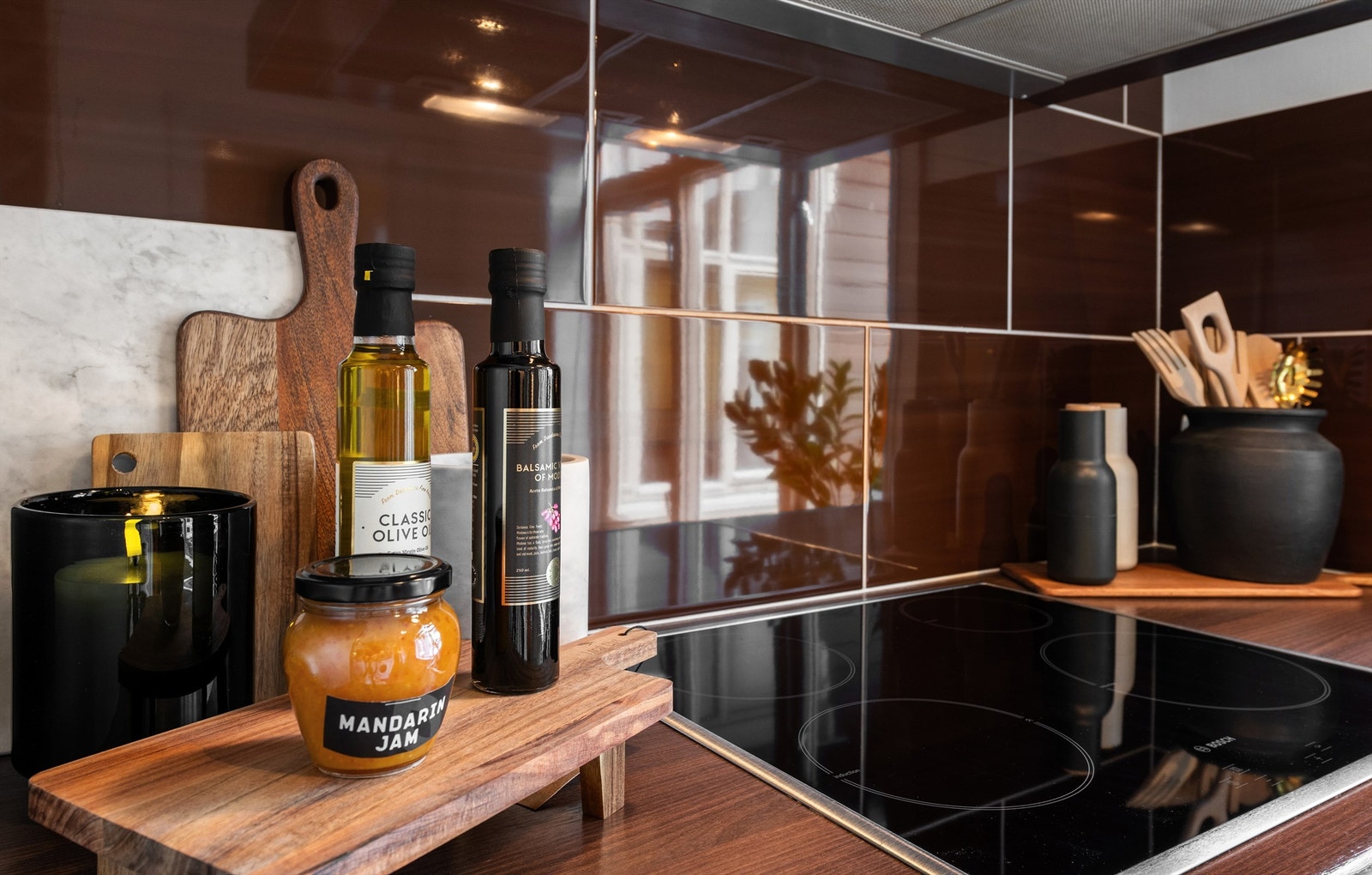 Moderne kjøkken med stilrene detaljer. Perfekt for matentusiaster som ønsker et elegant og funksjonelt arbeidsområde. Galleribilde