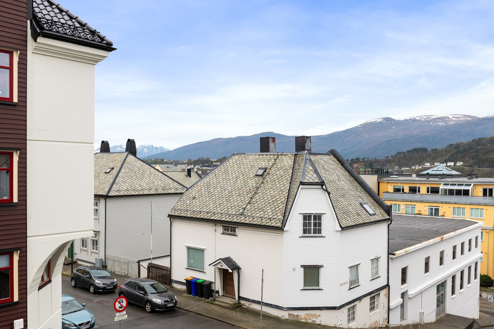 Sjarmerende bygg med flott utsikt mot fjellene. Sentral beliggenhet nær sentrum, perfekt for byliv og naturopplevelser. Galleribilde