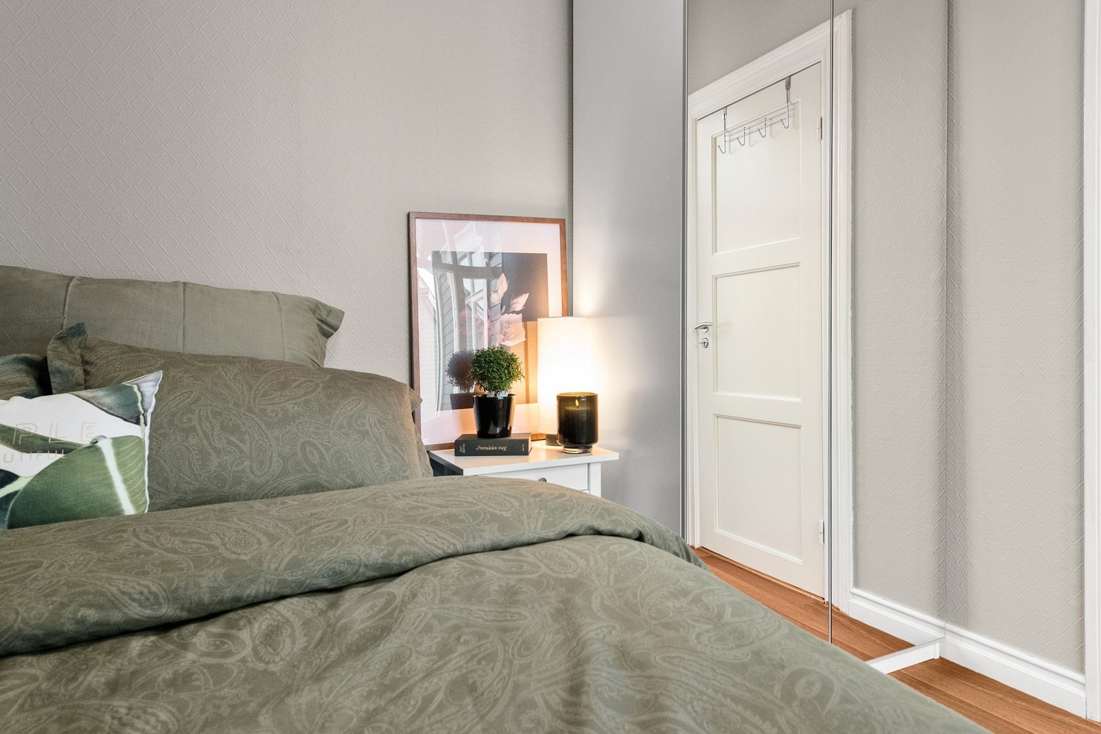 Lyst og innbydende soverom med smakfulle detaljer. Galleribilde