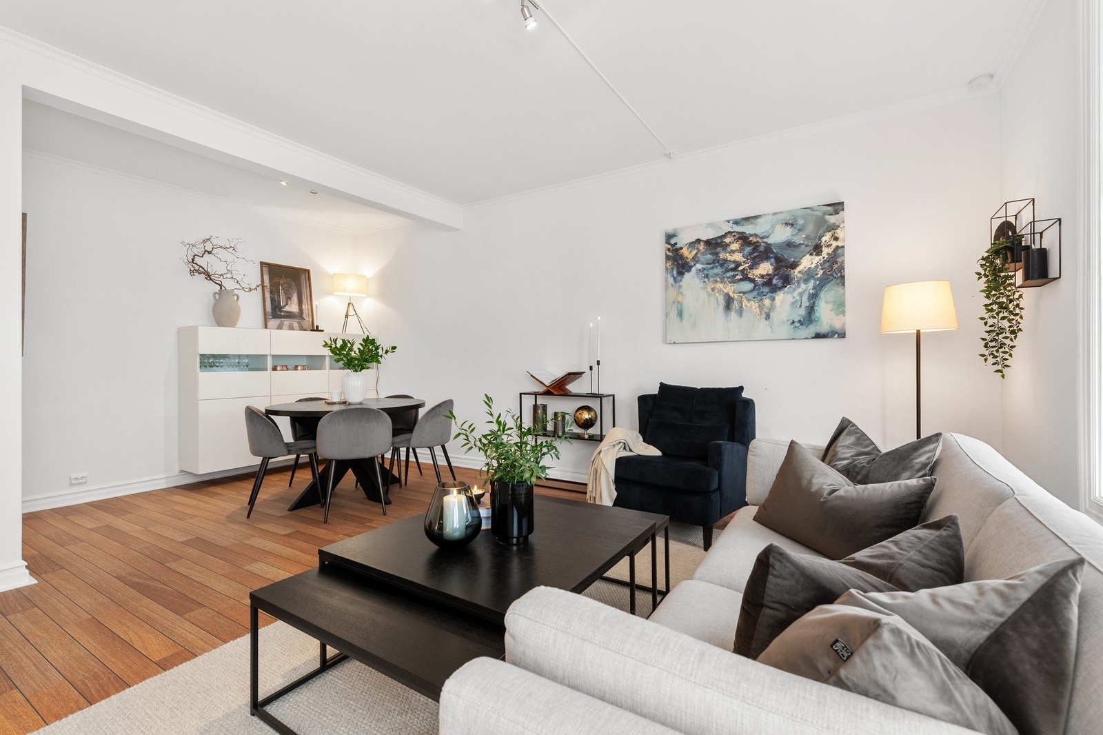 Lys og innbydende stue med moderne detaljer og god plass til både avslapning og bespisning. Perfekt for familie og gjester. Galleribilde