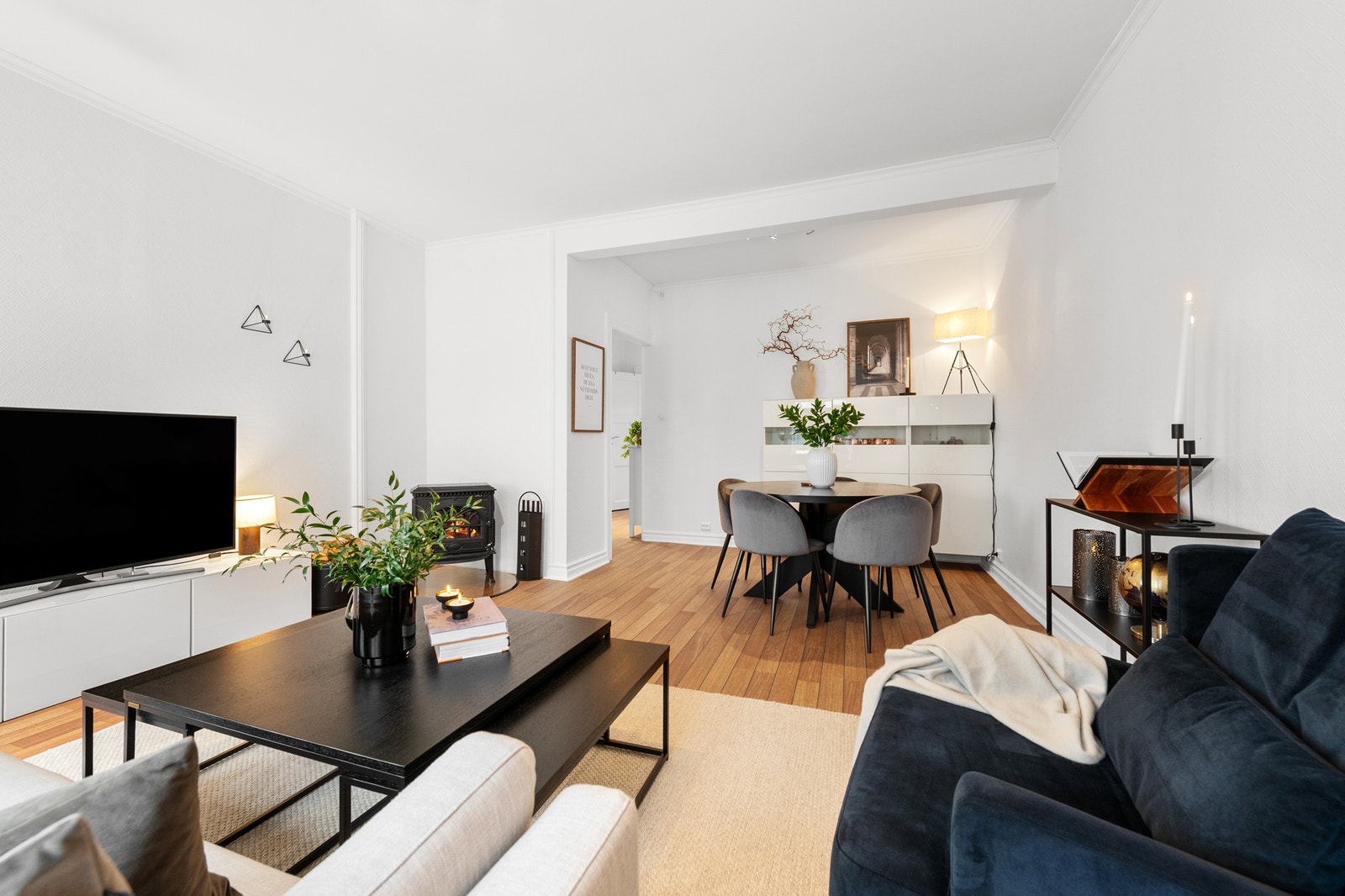 Lys og innbydende stue med åpen løsning til spisestue, perfekt for sosiale sammenkomster og hverdagsliv. Galleribilde
