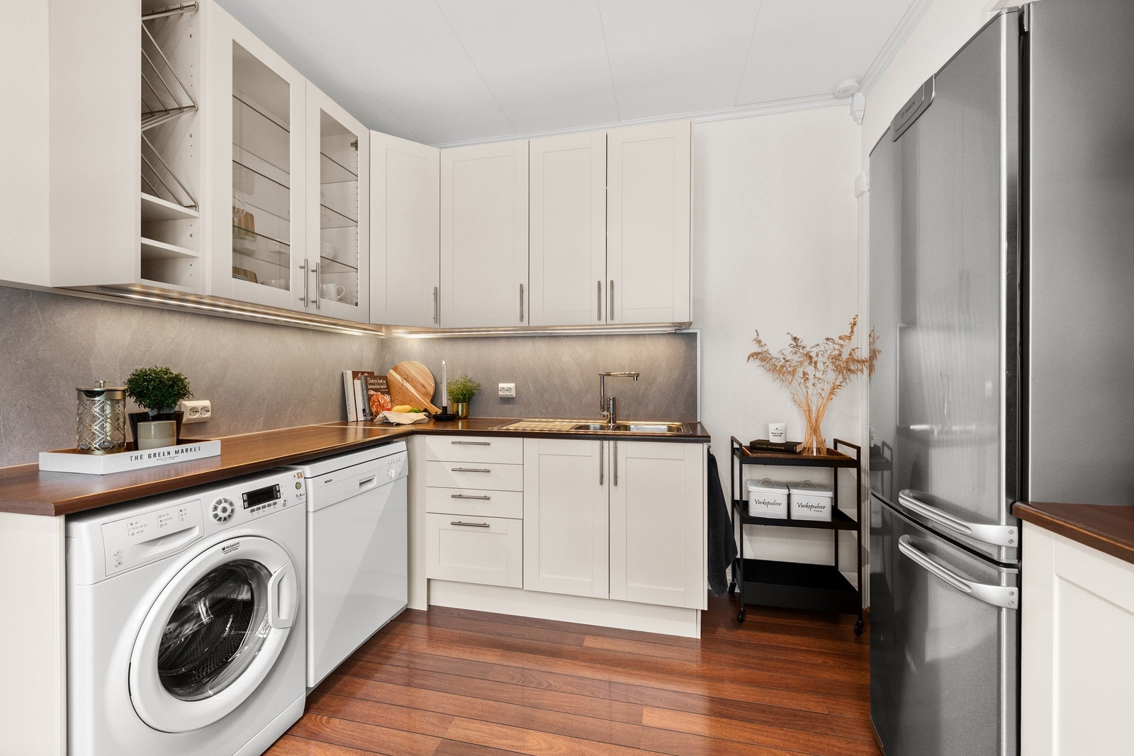 Moderne kjøkken med integrerte hvitevarer, praktisk utforming og stilrent design. Perfekt for matlaging og sosialt samvær. Galleribilde