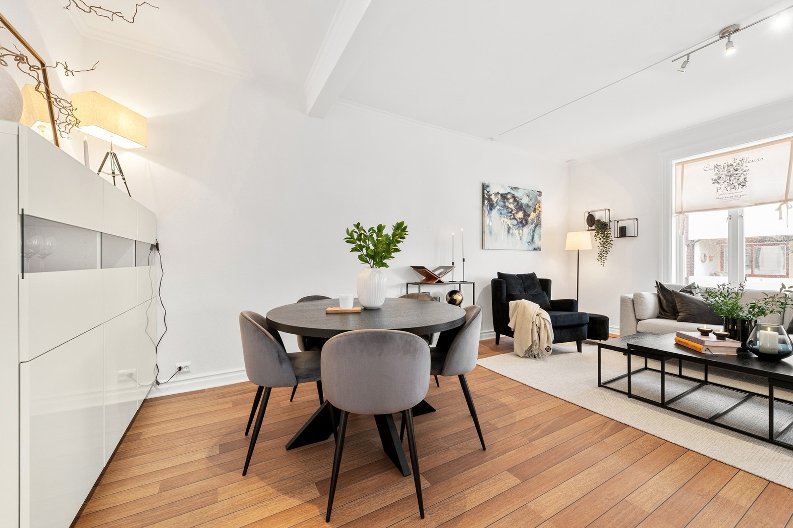 Lys og innbydende stue med god plass til både spisebord og sofakrok, ideell for sosiale sammenkomster og avslapning. Galleribilde