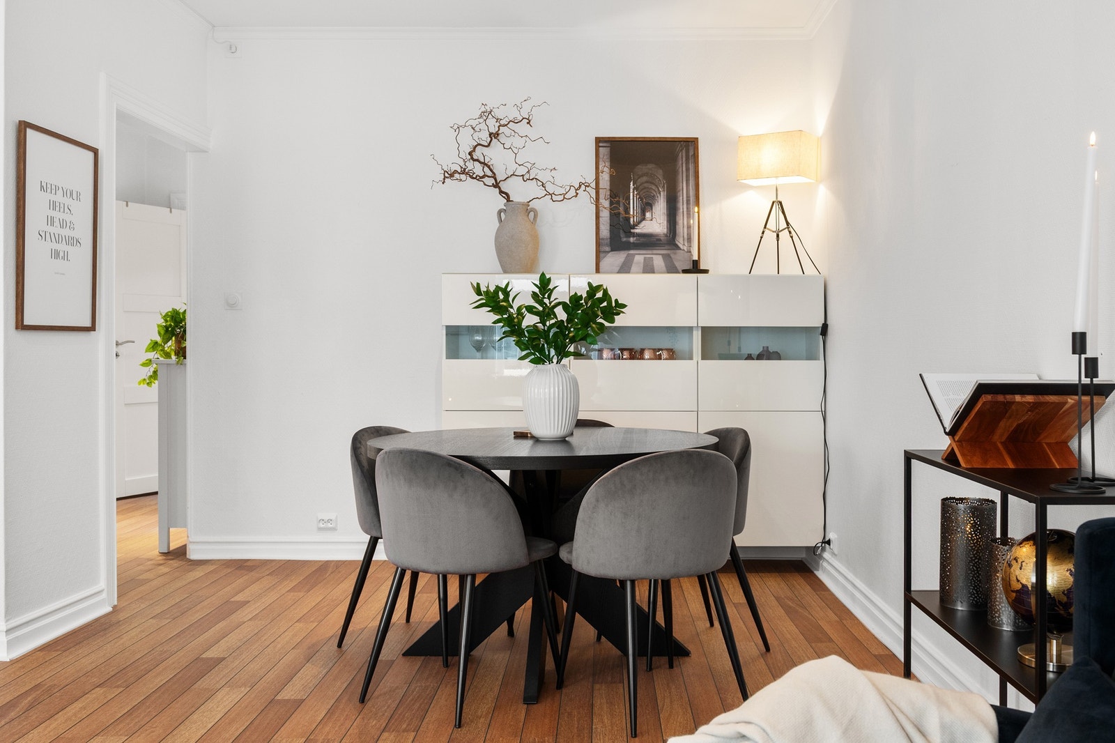 Lys og moderne spisestue med delikate detaljer og elegant atmosfære, perfekt for stilfulle måltider og hyggelige sammenkomster. Galleribilde