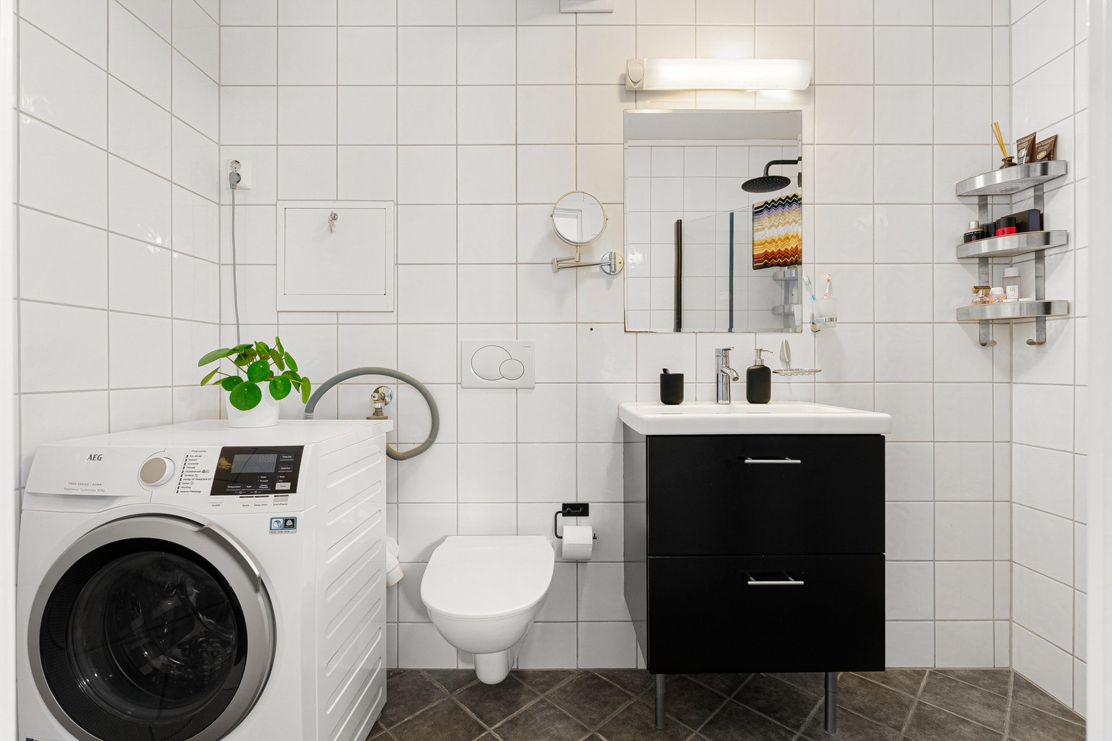 Flott flislagt bad med varmekabler i gulvet. Galleribilde