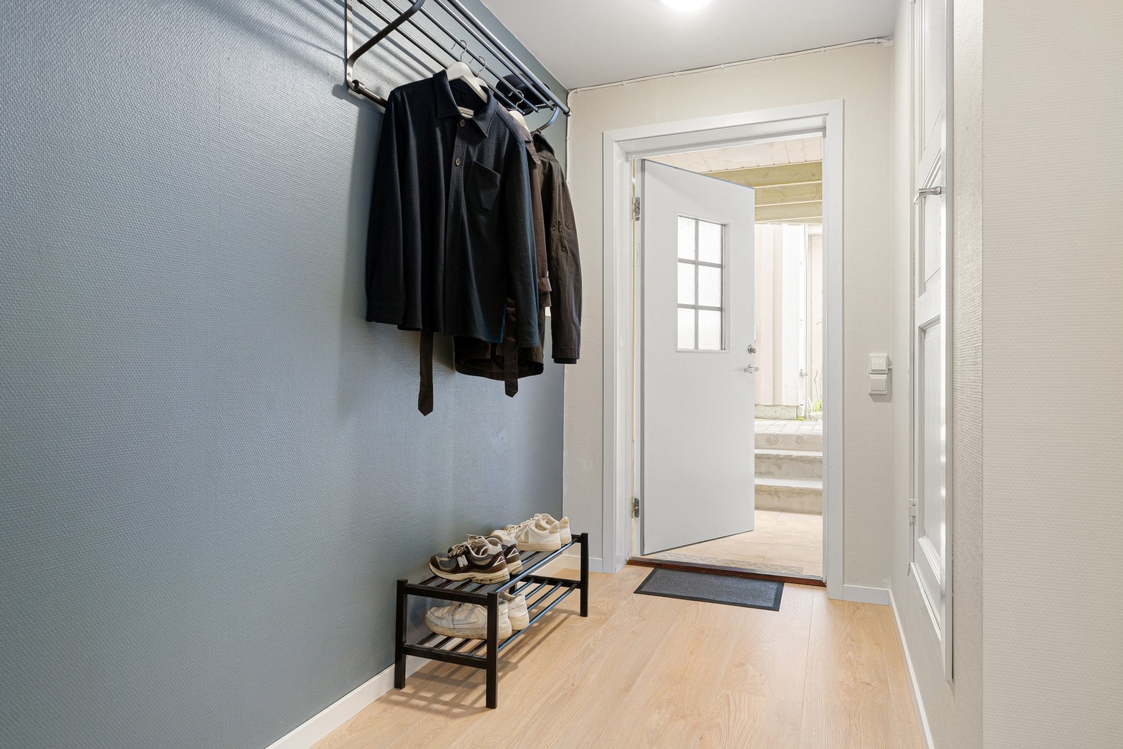 Romslig entré med god lagringsplass. Galleribilde