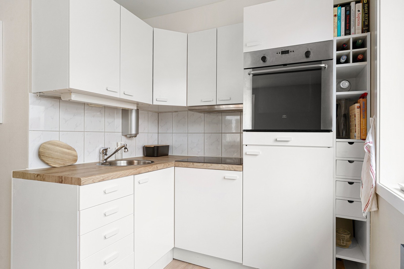 God med skapplass på kjøkkenet. Galleribilde