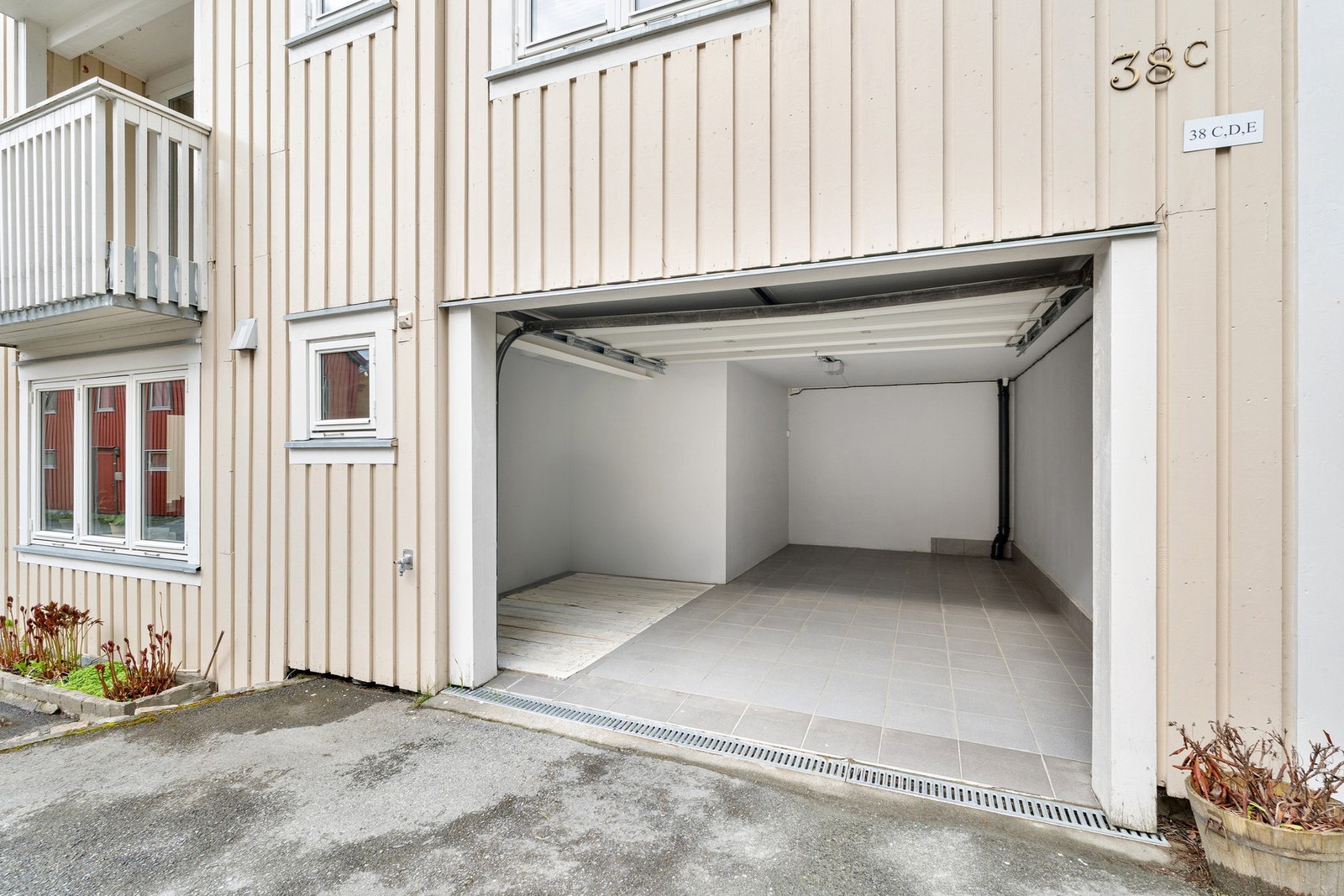 Det er installer elbil-lader i garasjen. Galleribilde