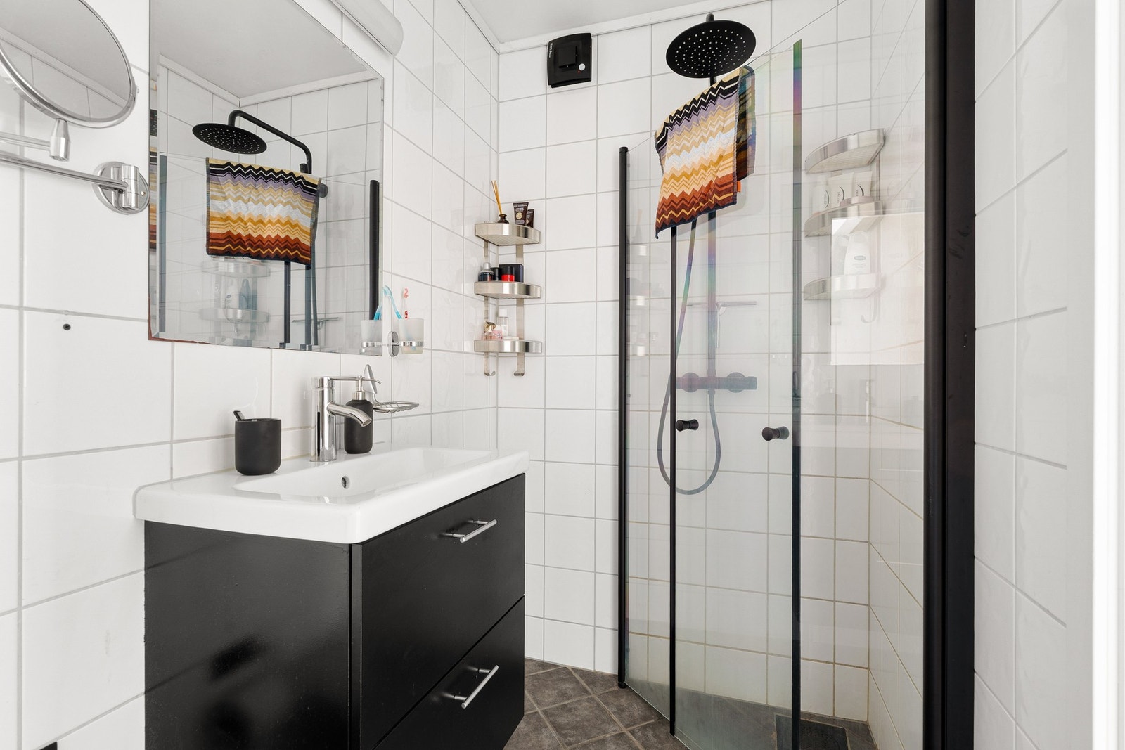 Det ble satt inn nytt dusjarmatur og nye dusjdører i 2023 Galleribilde