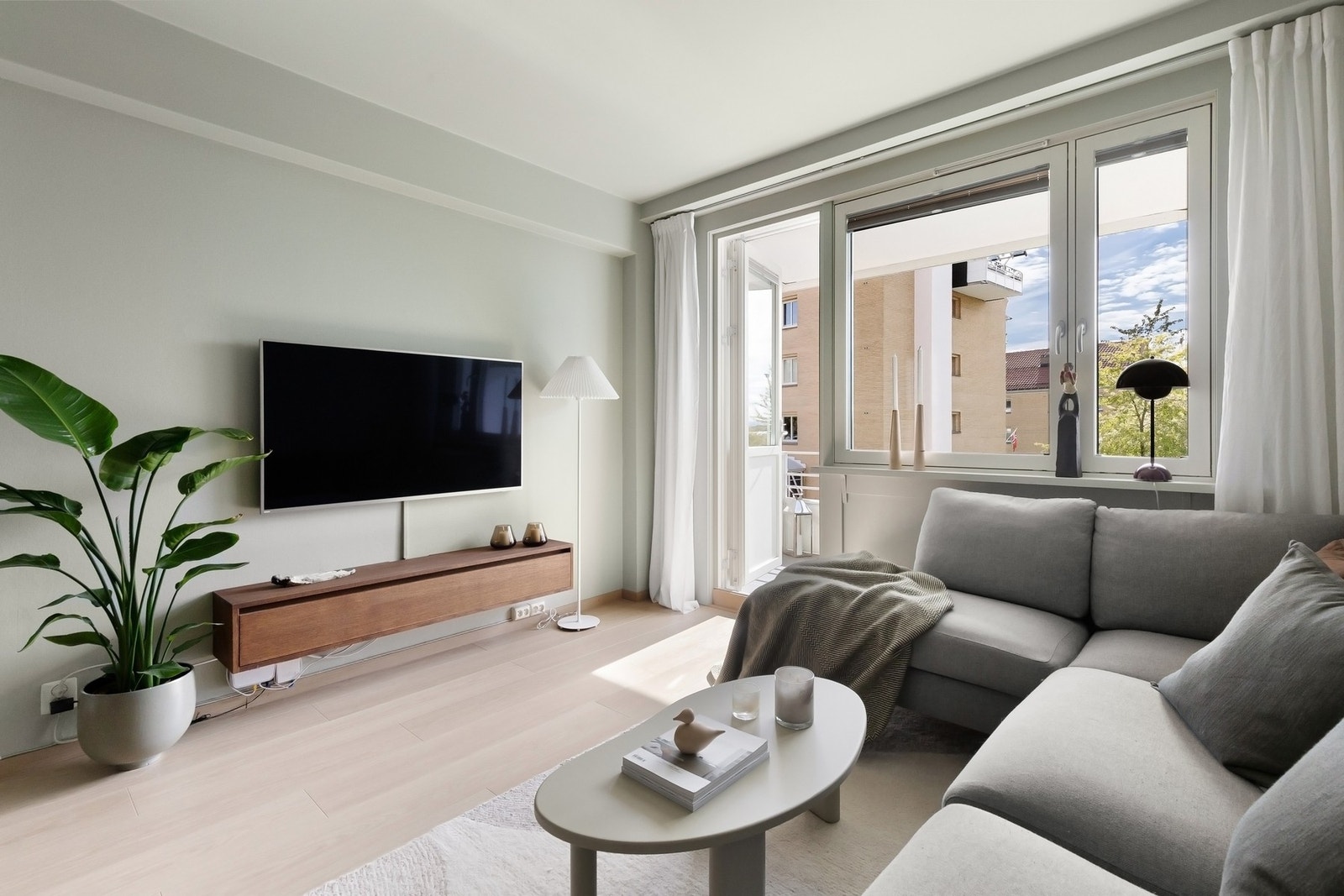 Meget god plass til en romslig sofagruppe med tilhørende tv-møblement. Galleribilde