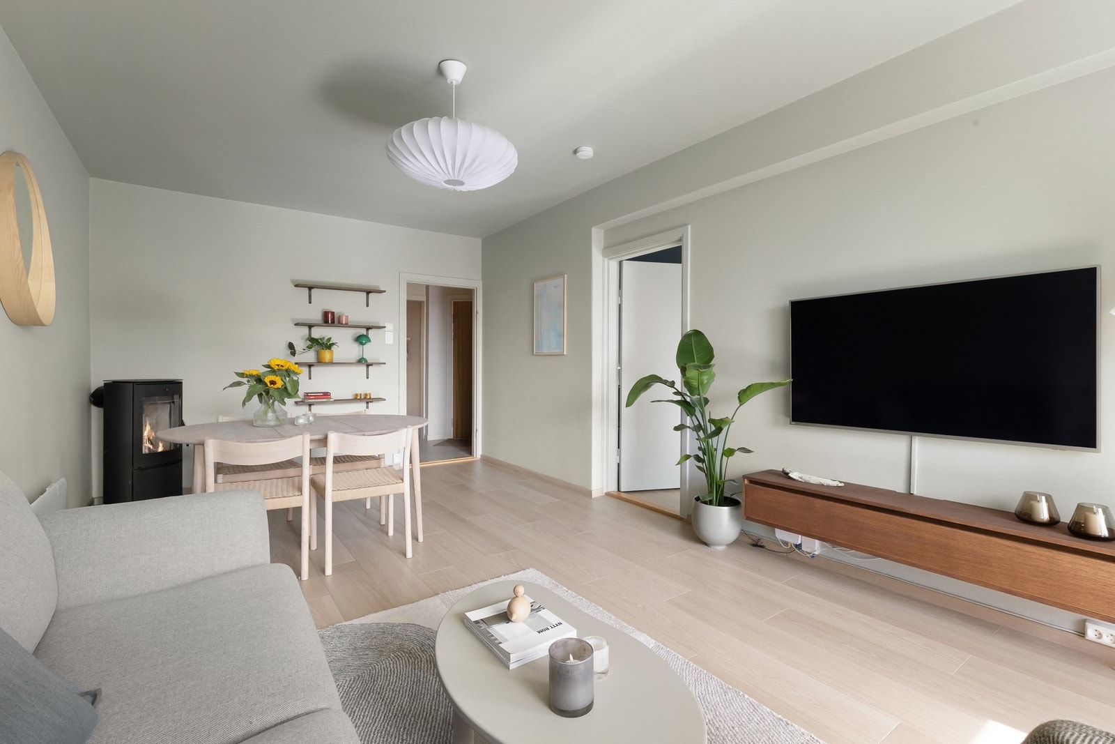 Et luftig allrom med plass til flere sittegrupper. Galleribilde