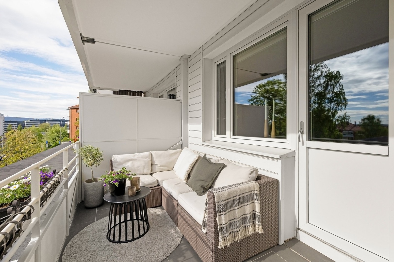 Balkongen er ca. 8 kvm og har meget gode solforhold. Rikelig med plass til utemøbler, grill og vakre planter. Galleribilde