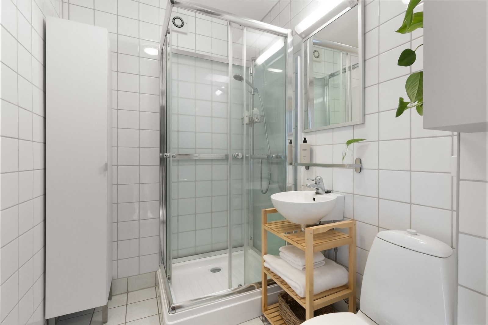 Badet er flislagt med underliggende varme i gulv. Galleribilde