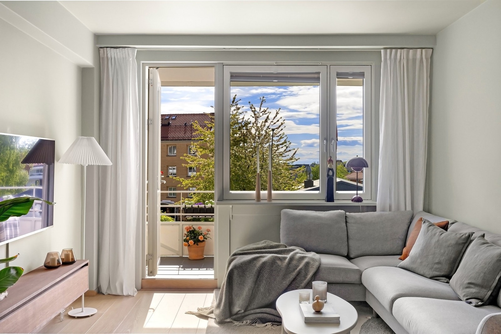 På varme sommerdager blir balkongen en forlengelse av stuen. Galleribilde