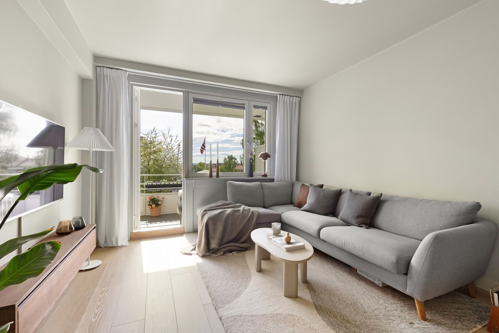 Et innbydende hjem med nymalte overflater og mye naturlig lys fra store vinuder. Galleribilde