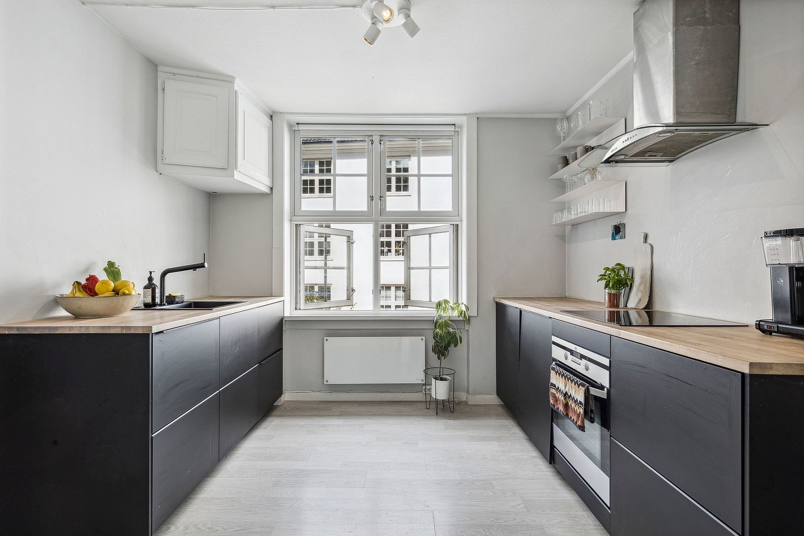 Lekkert kjøkken med integrerte hvitevarer. God skap- og benkeplass. Galleribilde