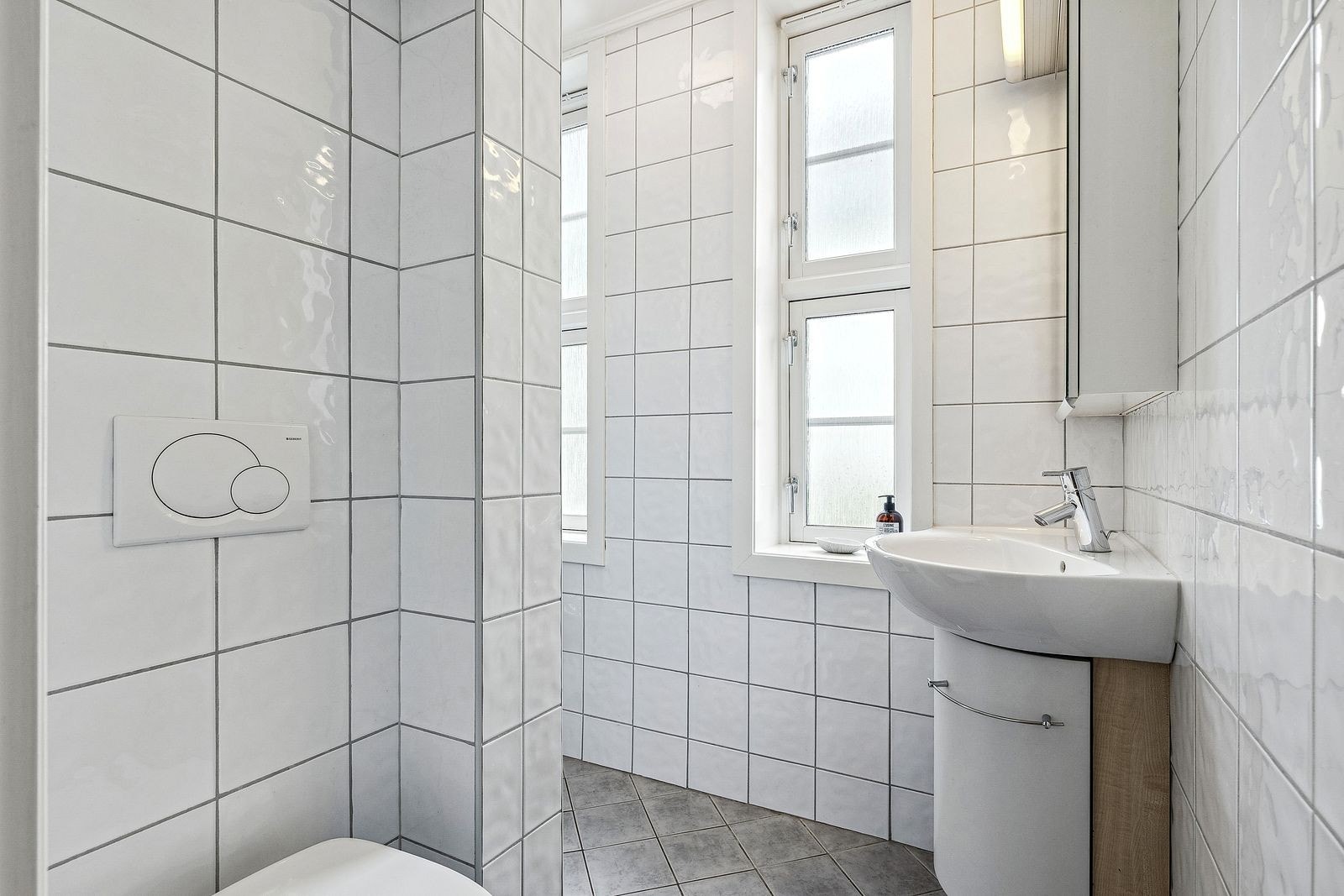 Flislagt bad med varmekabler. Vaskemaskin medfølger. Galleribilde