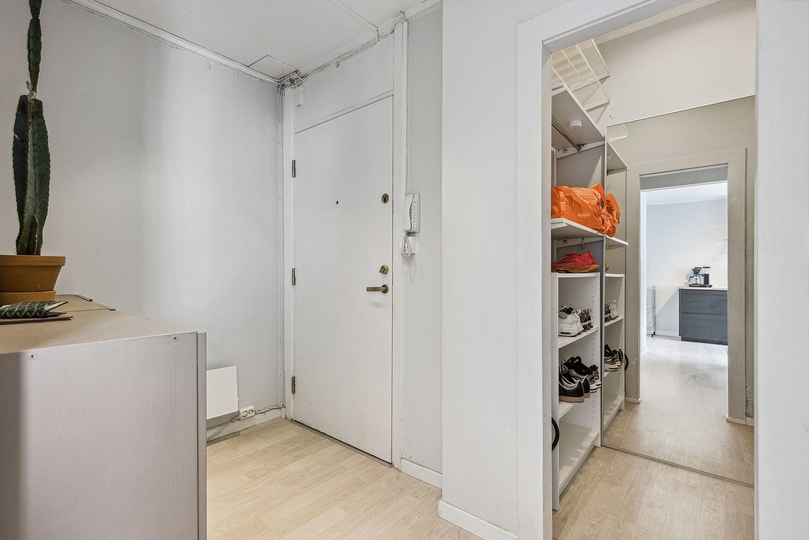 Romslig entrè/gang med god oppbevaringsplass. Galleribilde