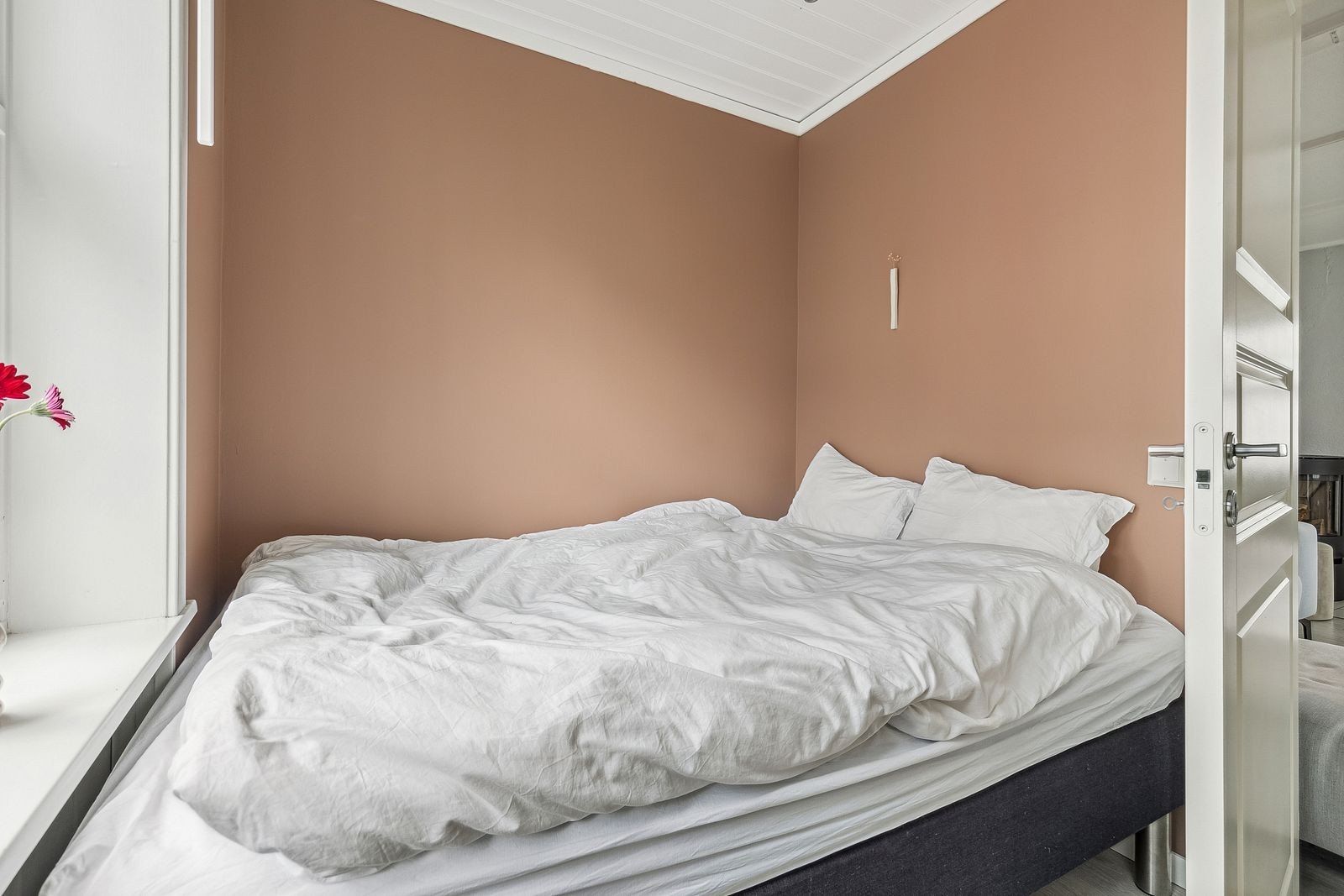 Soverom med skyvedørsgarderobe og store vinduer. Vender ut mot rolig bakgård. Galleribilde