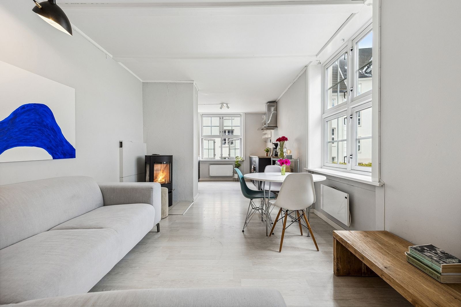 Stuen er lys og har gode møbleringsmuligheter. Peisovn varmer godt på kalde dager. Galleribilde