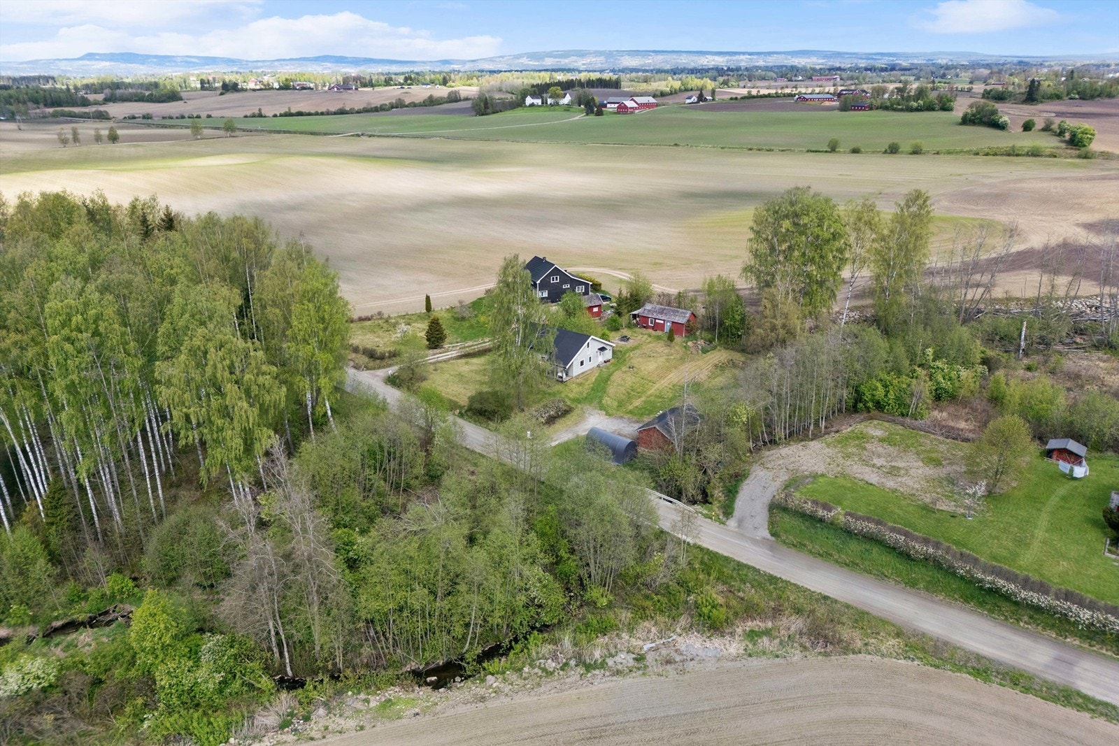Området i nærheten består hovedsakelig av småhusbebyggelse og enkelte nærings- og landbrukseiendommer. Galleribilde